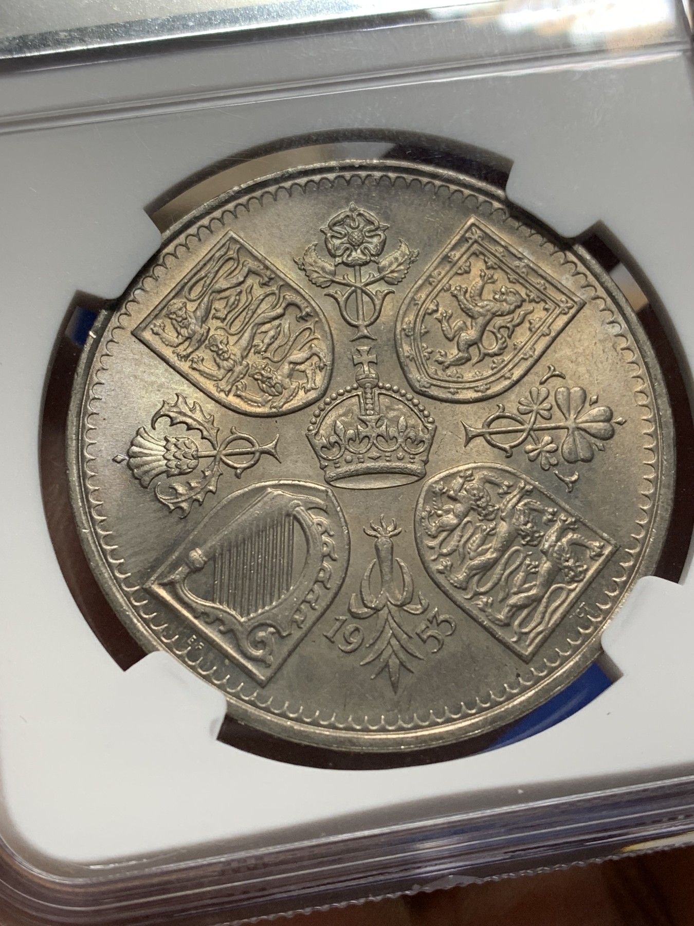 《竞宝斋》第222场-周日，周一 2场 (全场包邮) NGC-MS64 英国1953年 伊丽莎白二世女王加冕登基纪念克朗 转光强烈，女王英姿飒爽