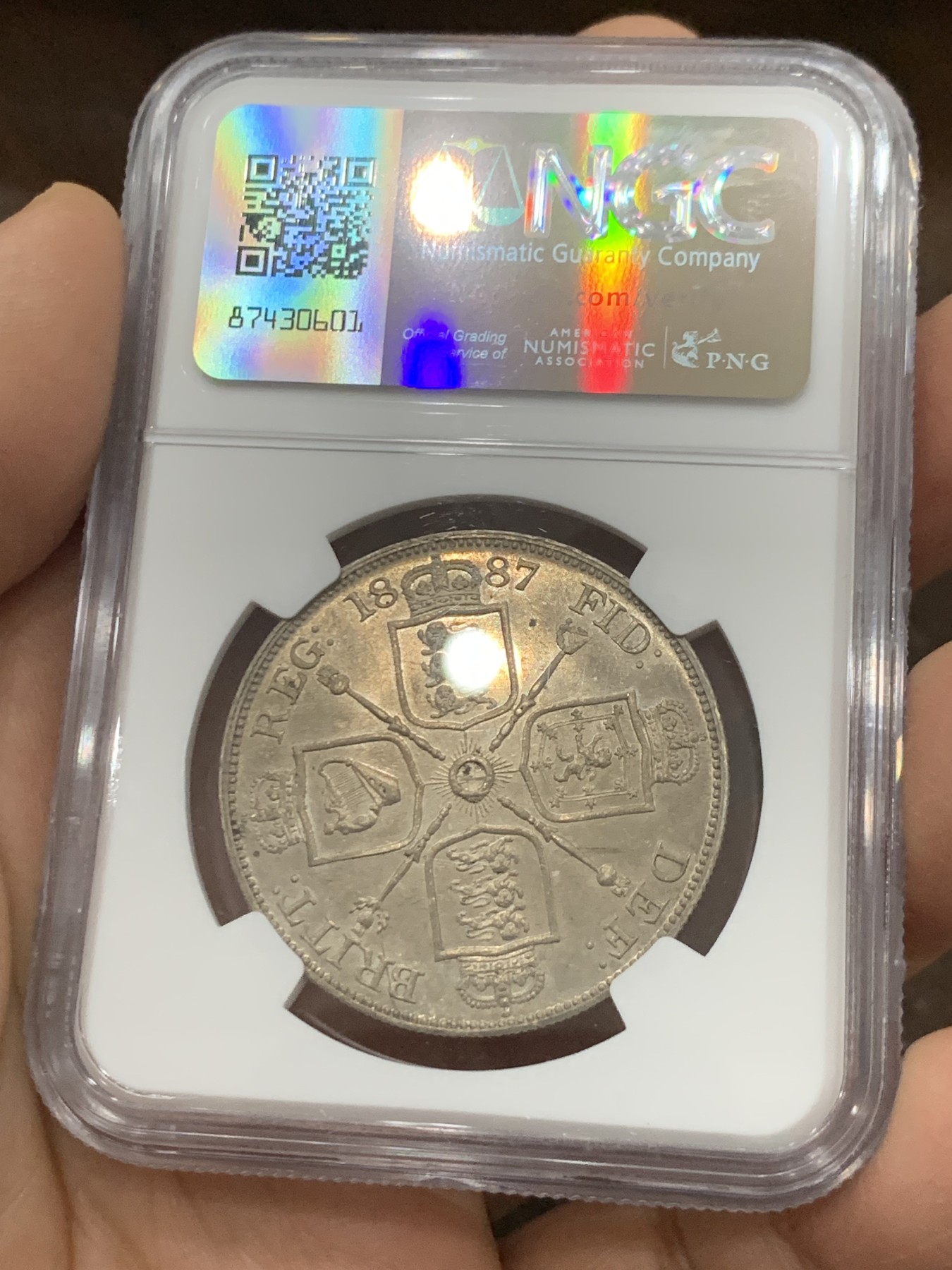 《竞宝斋》第222场-周日，周一 2场 (全场包邮) NGC-MS62 1887年英国维多利亚高冠双弗洛林银币，此枚为“阿拉伯数字1”版本，铸造非常精美