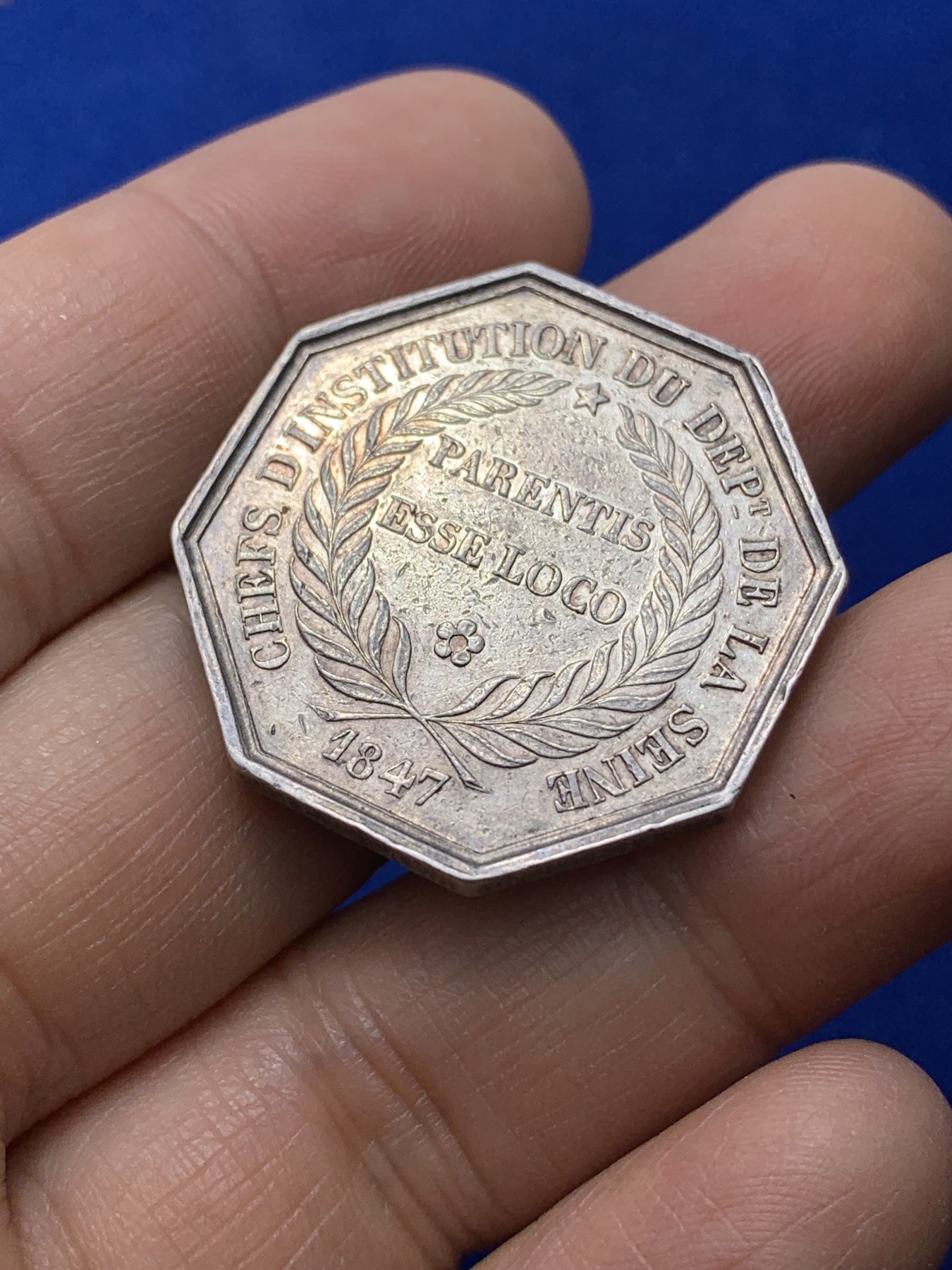 《竞宝斋》第222场-周日，周一 2场 (全场包邮) 法国1860-1879八角银质代币，查理大帝800年，塞纳省机构负责，边铭蜜蜂AR，重量14.9g，直径31mm