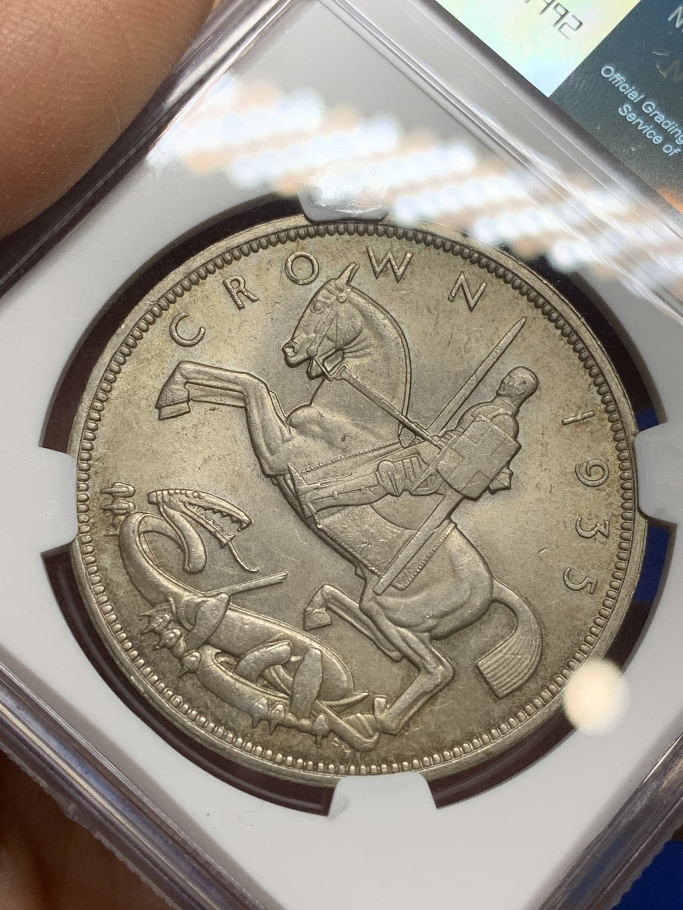 《竞宝斋》第222场-周日，周一 2场 (全场包邮) NGC MS63 英国1935年乔治五世木马剑克朗大银币 木马的标志性包浆 细节完整 铸打犀利 很漂亮