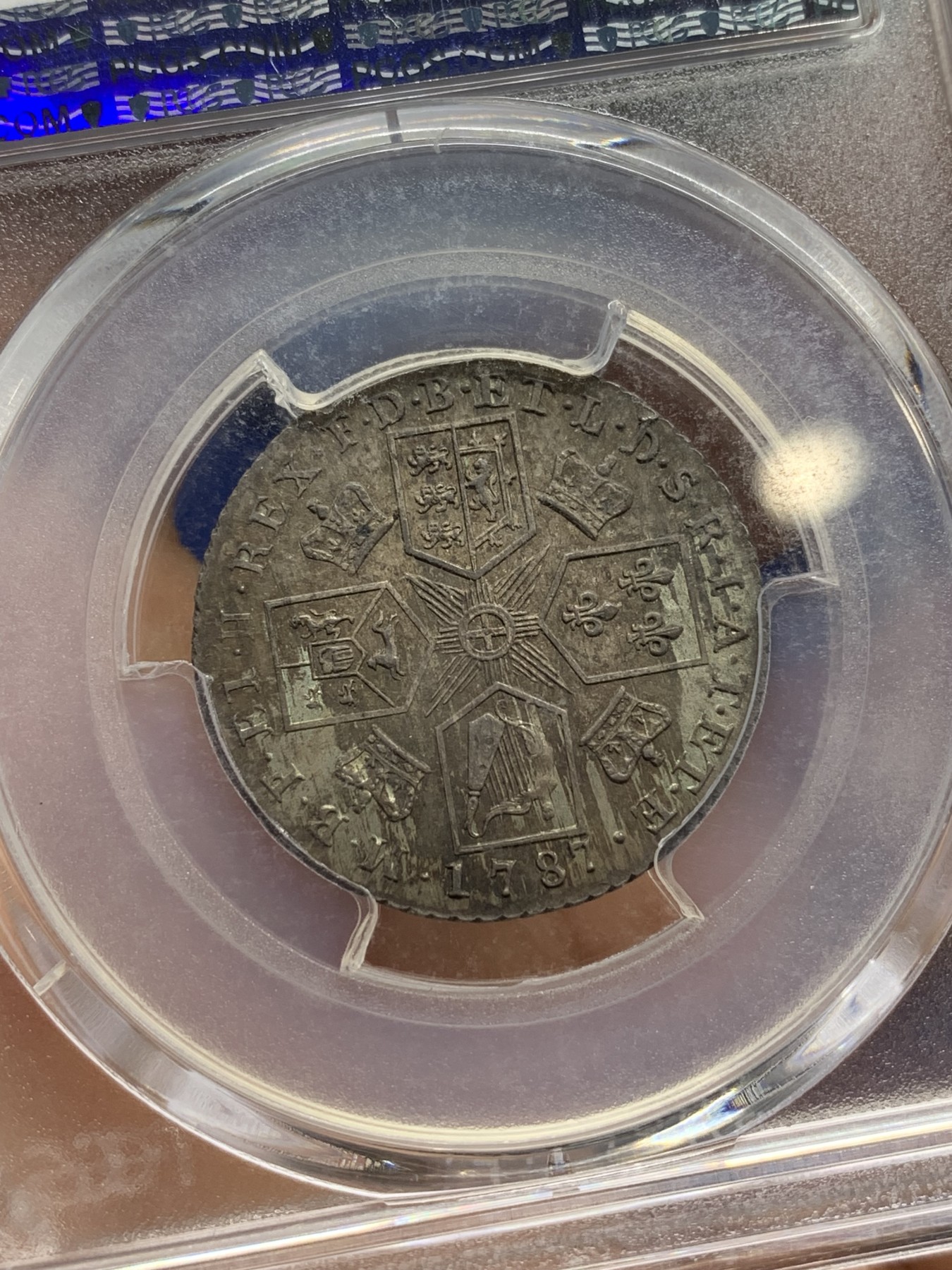 《竞宝斋》第222场-周日，周一 2场 (全场包邮) PCGS-MS62 英国 1787 乔三 1先令 银币  较少见的无心版 深包浆漂亮带彩