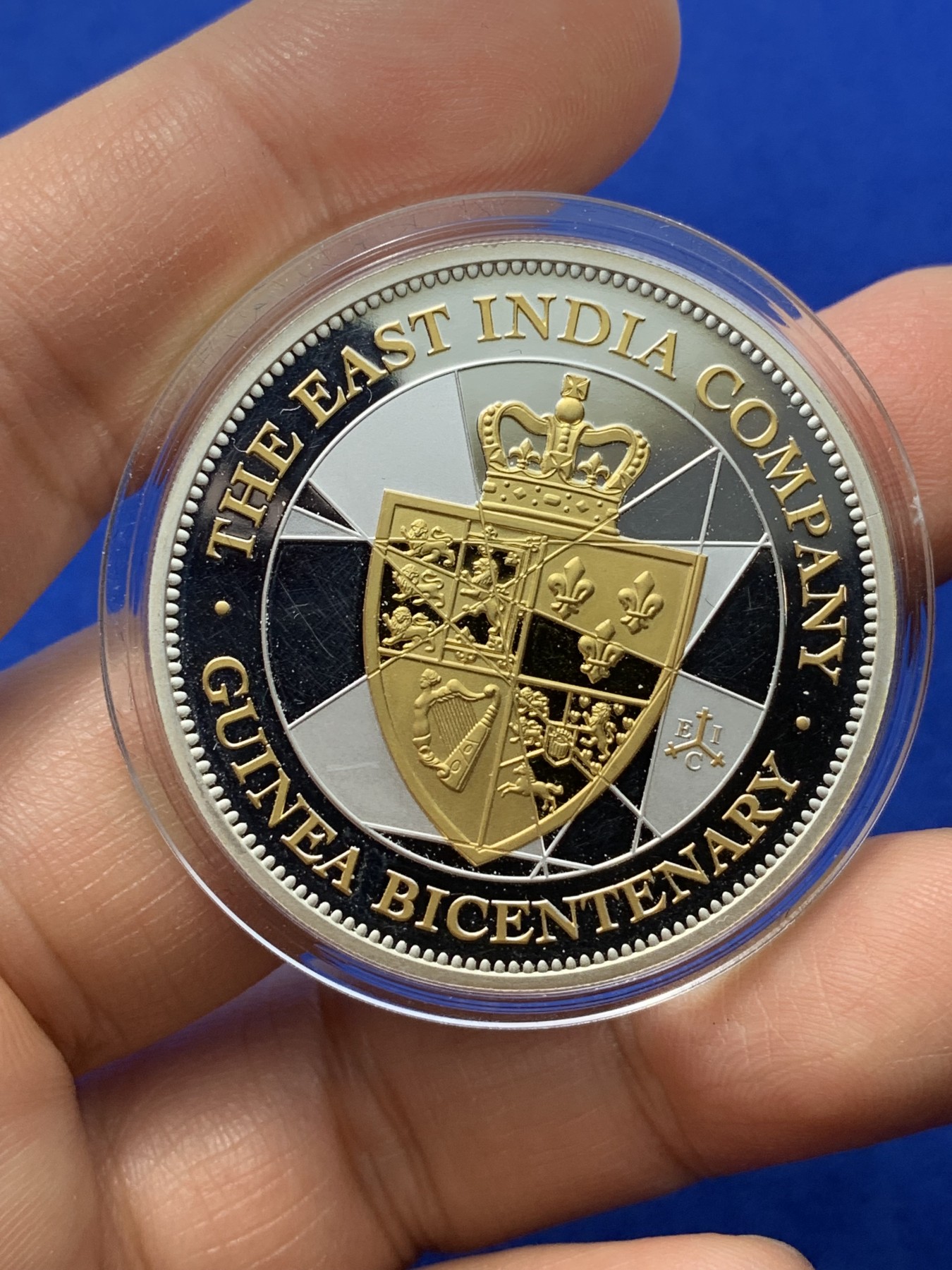 《竞宝斋》第222场-周日，周一 2场 (全场包邮) 全新稀少 圣赫勒拿 2016年 20便士 东印度公司成立200周年纪念  “玫瑰皇冠” 999精制镀金 一盎司银币 镀金版罕见