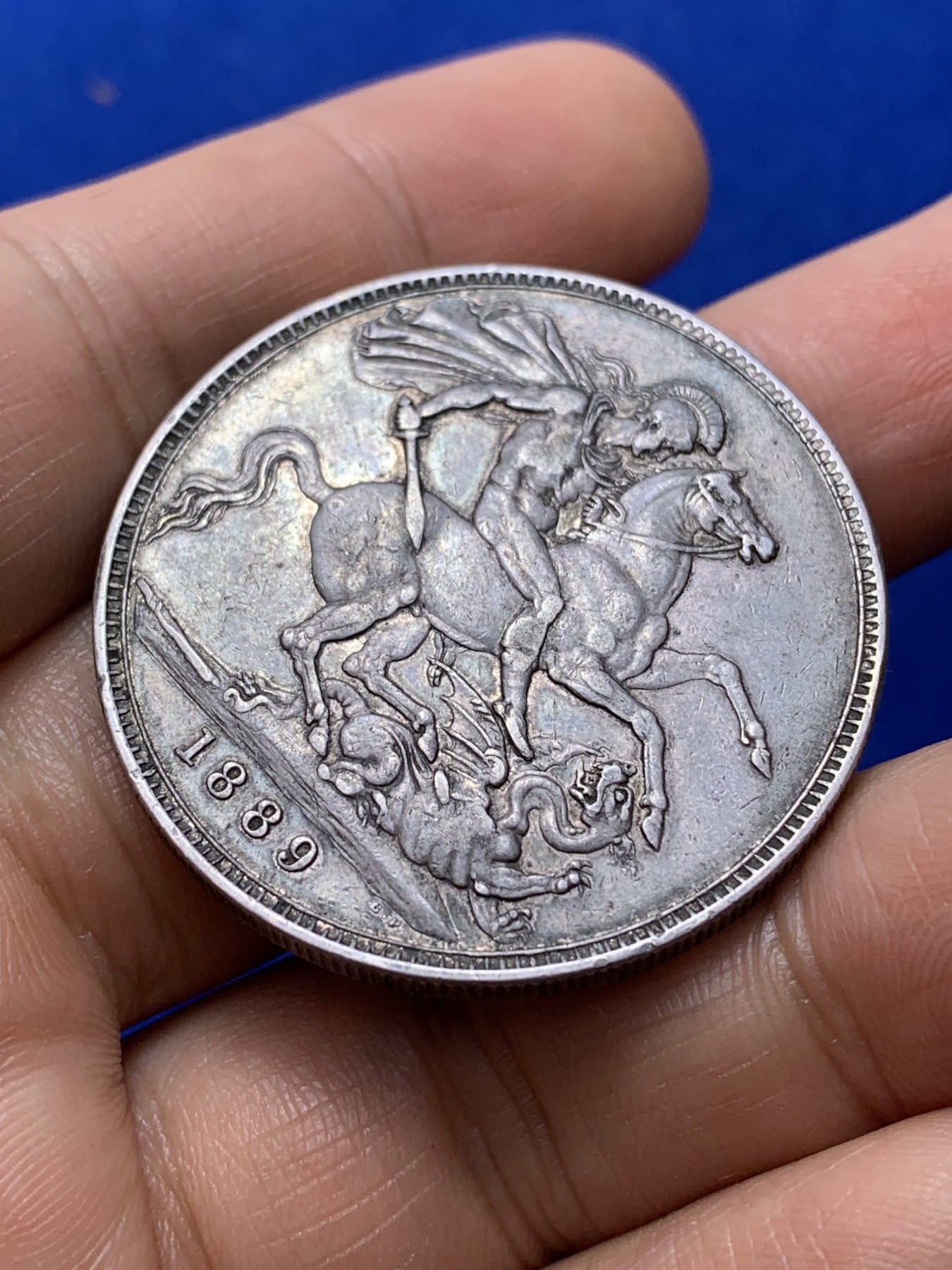 《竞宝斋》第222场-周日，周一 2场 (全场包邮) 英国1889年维多利亚高冠马剑银币