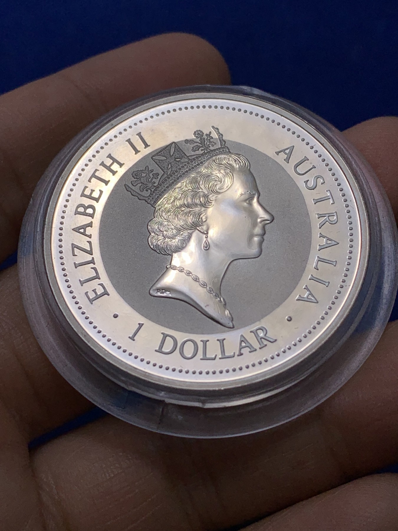 《竞宝斋》第222场-周日，周一 2场 (全场包邮) 澳大利亚 1995年 笑翠鸟 熊猫镶嵌银币 含纯银1盎司999银，金猫重0.5克黄金，发行1.5万枚，为北京国际钱币邮票展而发行 原盒