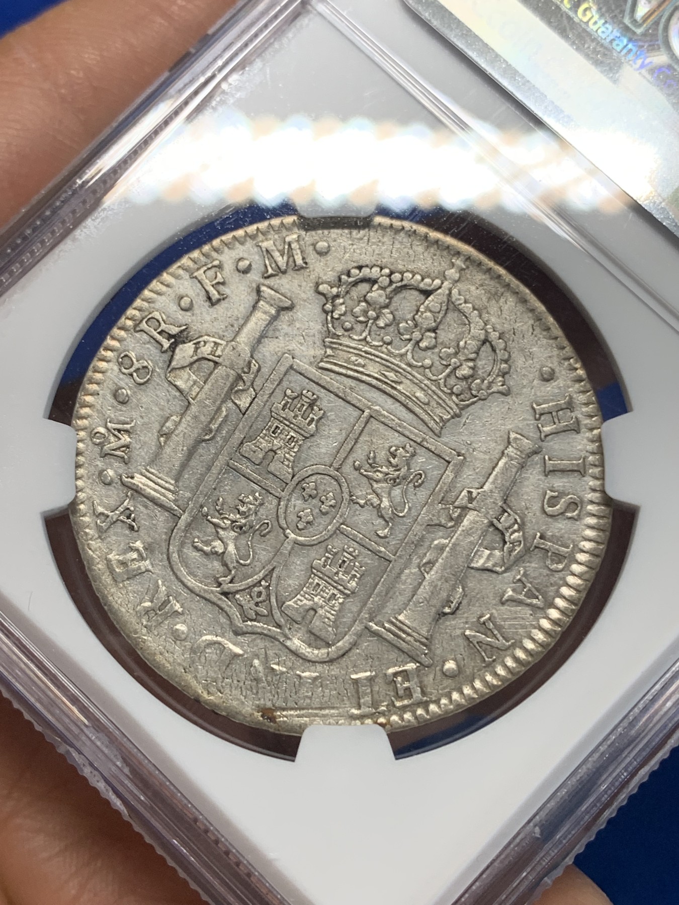 《竞宝斋》第222场-周日，周一 2场 (全场包邮) NGC XFD 西属墨西哥1790年MO FM卡洛斯三世稀少过渡版双柱8R 深打状态 状态很不错 适合收藏入手