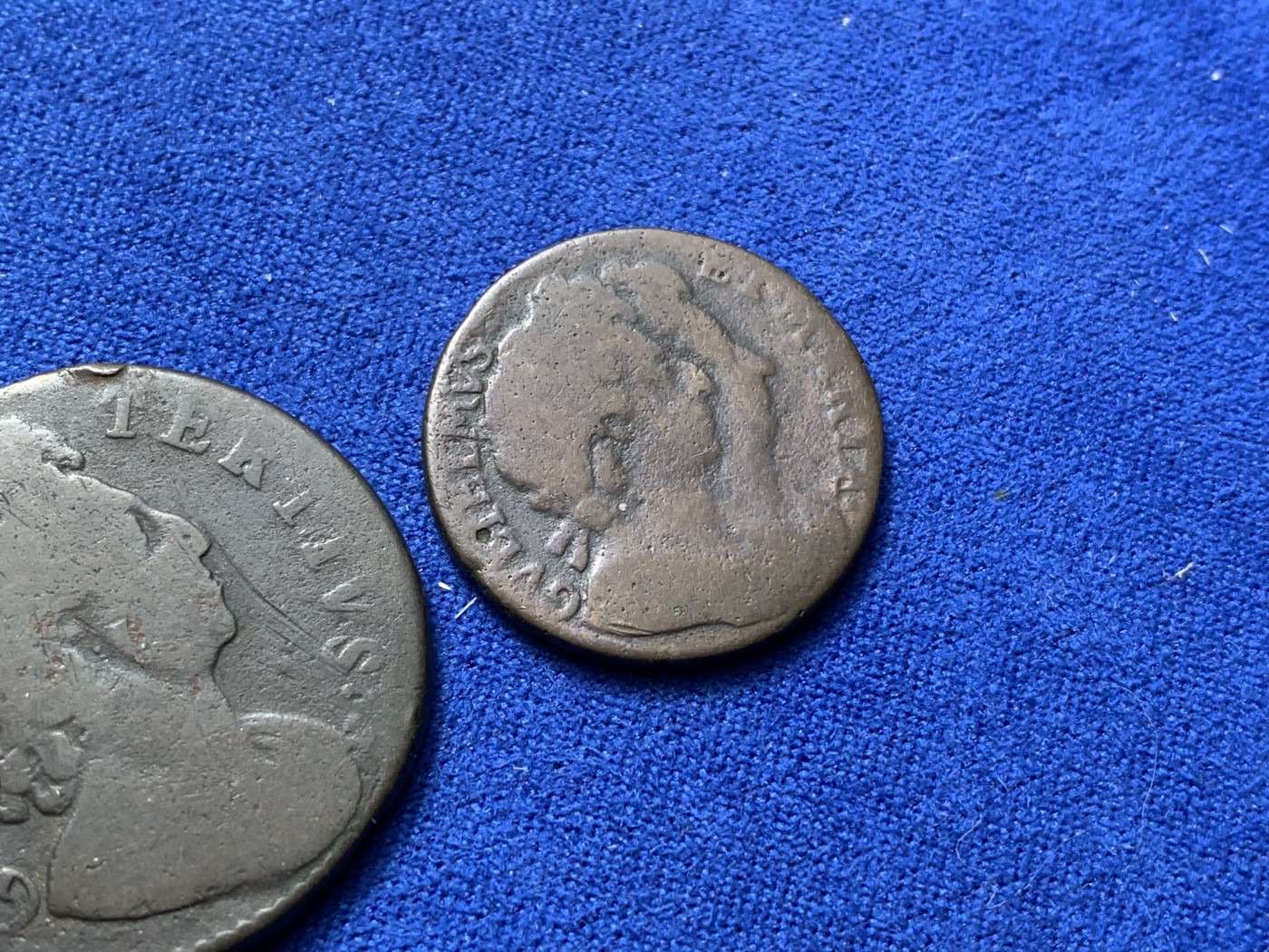 《竞宝斋》第222场-周日，周一 2场 (全场包邮) 两枚一组 169X年英国威廉三世法新、半便士一对 威廉玛丽和威廉三世头像，大英早期货币