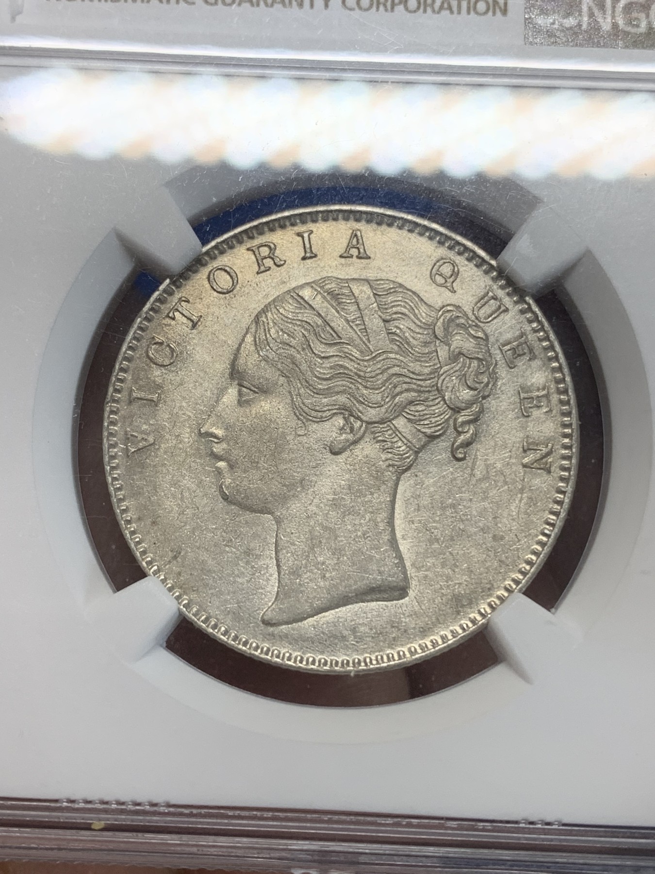 《竞宝斋》第222场-周日，周一 2场 (全场包邮) NGC MS60 英属印度1840维多利亚单辫版1卢比银币