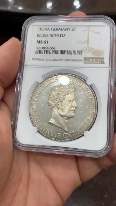 《竞宝斋》第222场-周日，周一 2场 (全场包邮) 唯一冠军分 NGC MS61 德国 1854 罗伊斯-施莱茨 2泰勒37克的大银币 2700枚的发行量对流通币来说遇上便是难得