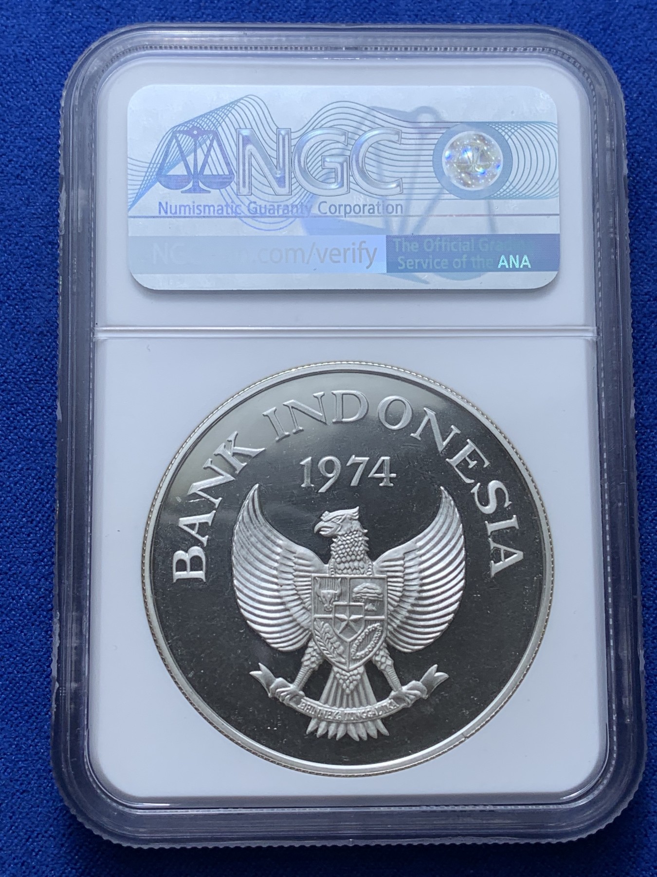 《竞宝斋》第222场-周日，周一 2场 (全场包邮) NGC-PF66 印度尼西亚1974年猩猩5000卢比精制银币，直径42mm，重35g，925银，发行量17000枚。PROOF镜面状态精制币，状态极佳，高分精品