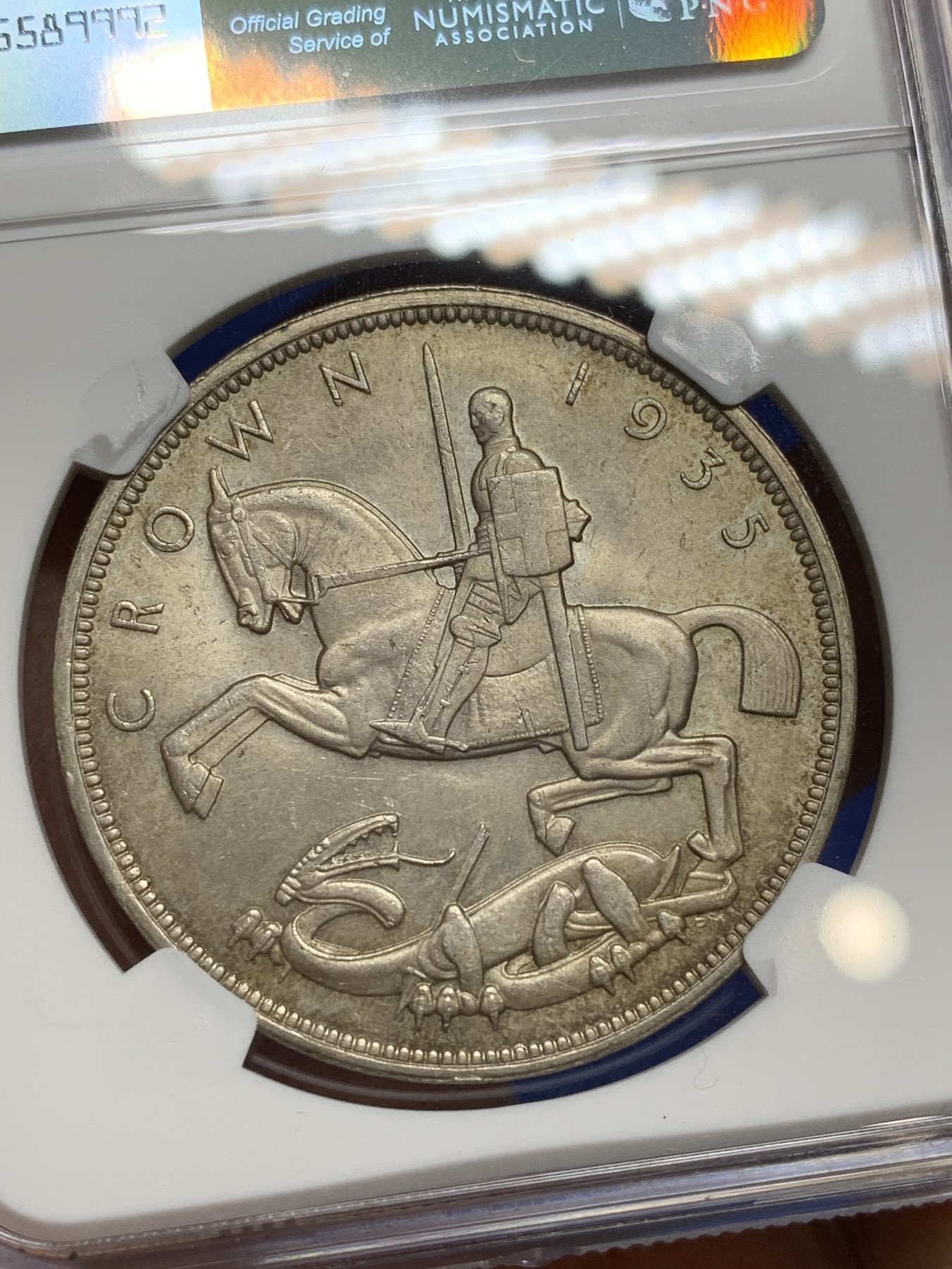 《竞宝斋》第222场-周日，周一 2场 (全场包邮) NGC MS63 英国1935年乔治五世木马剑克朗大银币 木马的标志性包浆 细节完整 铸打犀利 很漂亮