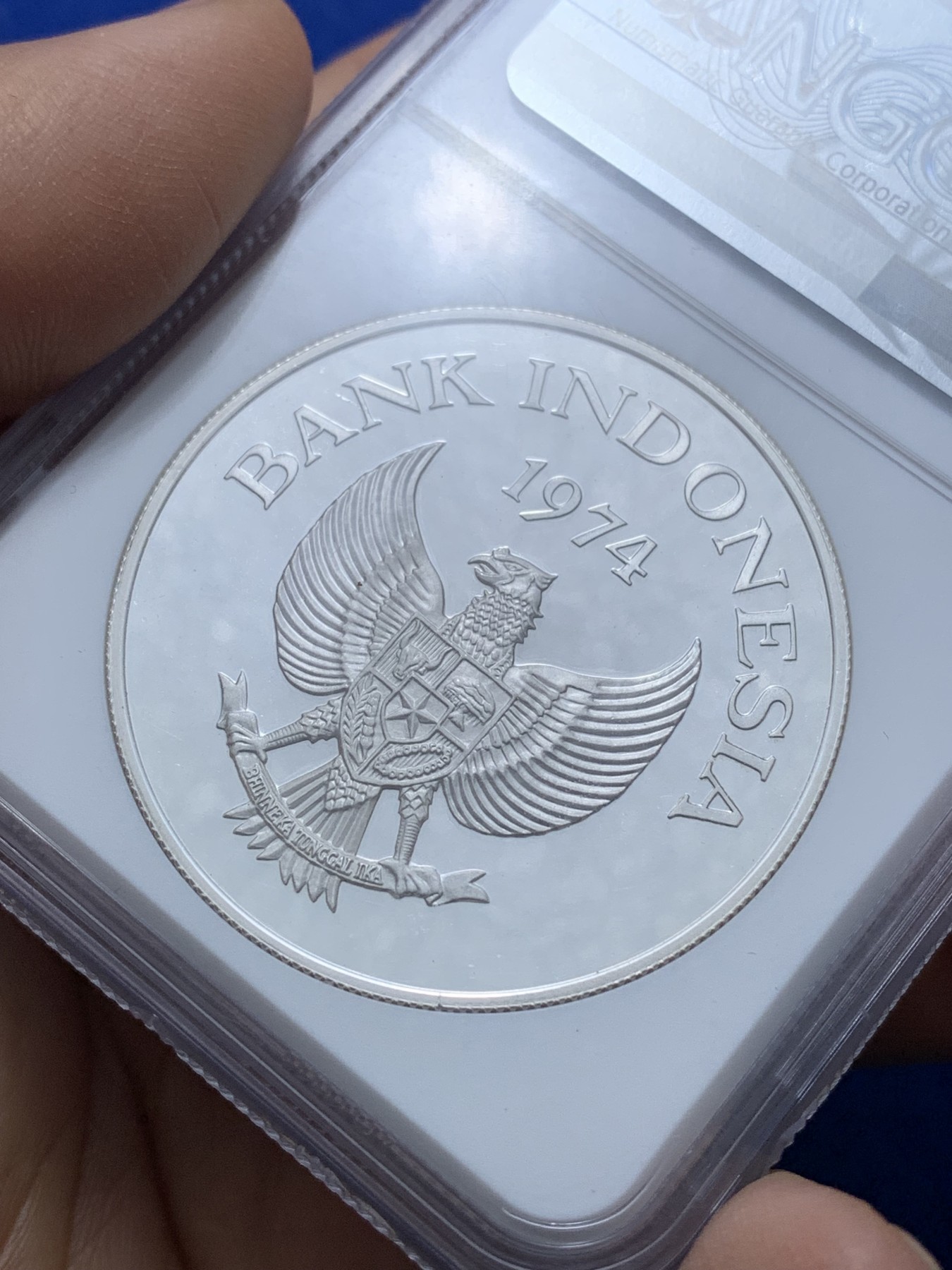 《竞宝斋》第222场-周日，周一 2场 (全场包邮) NGC-PF66 印度尼西亚1974年猩猩5000卢比精制银币，直径42mm，重35g，925银，发行量17000枚。PROOF镜面状态精制币，状态极佳，高分精品