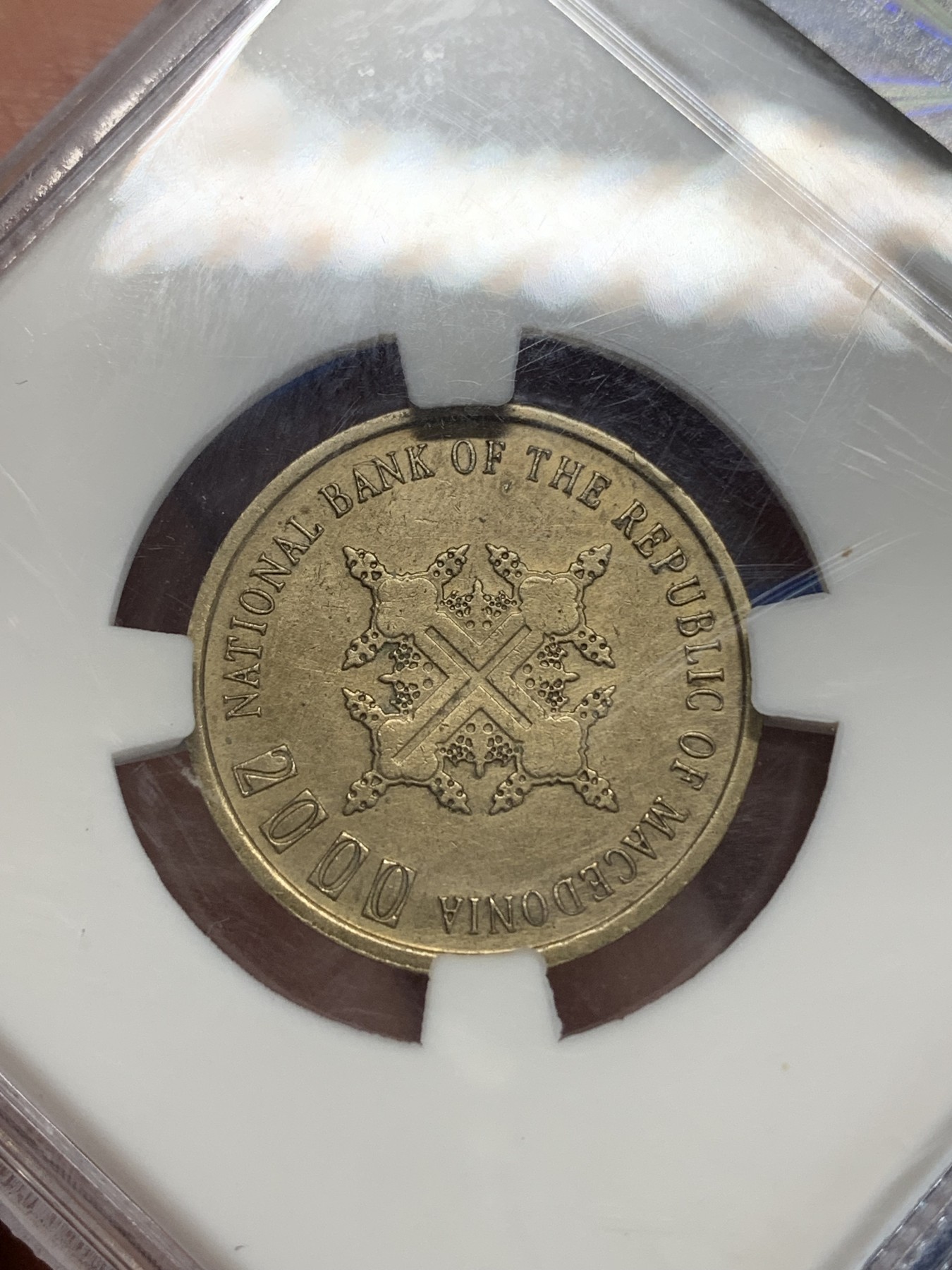 《竞宝斋》第222场-周日，周一 2场 (全场包邮) 马其顿2000年1第纳尔基督教2000年纪念币，发行量只有2000枚，非常稀少