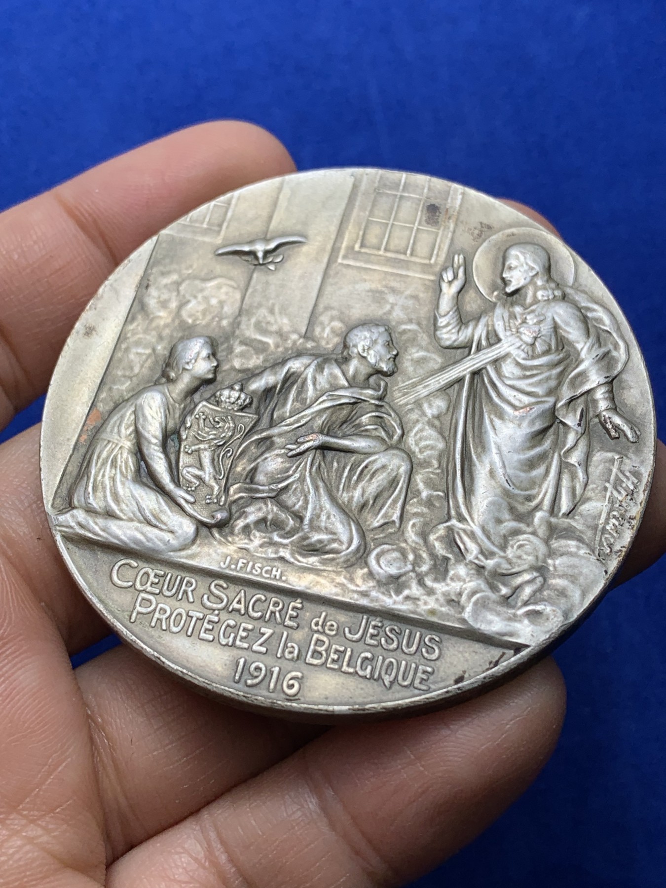 《竞宝斋》第222场-周日，周一 2场 (全场包邮) 比利时1916基督的圣心镀银大铜章，重量85g，直径59.6mm，浮雕故事线清晰