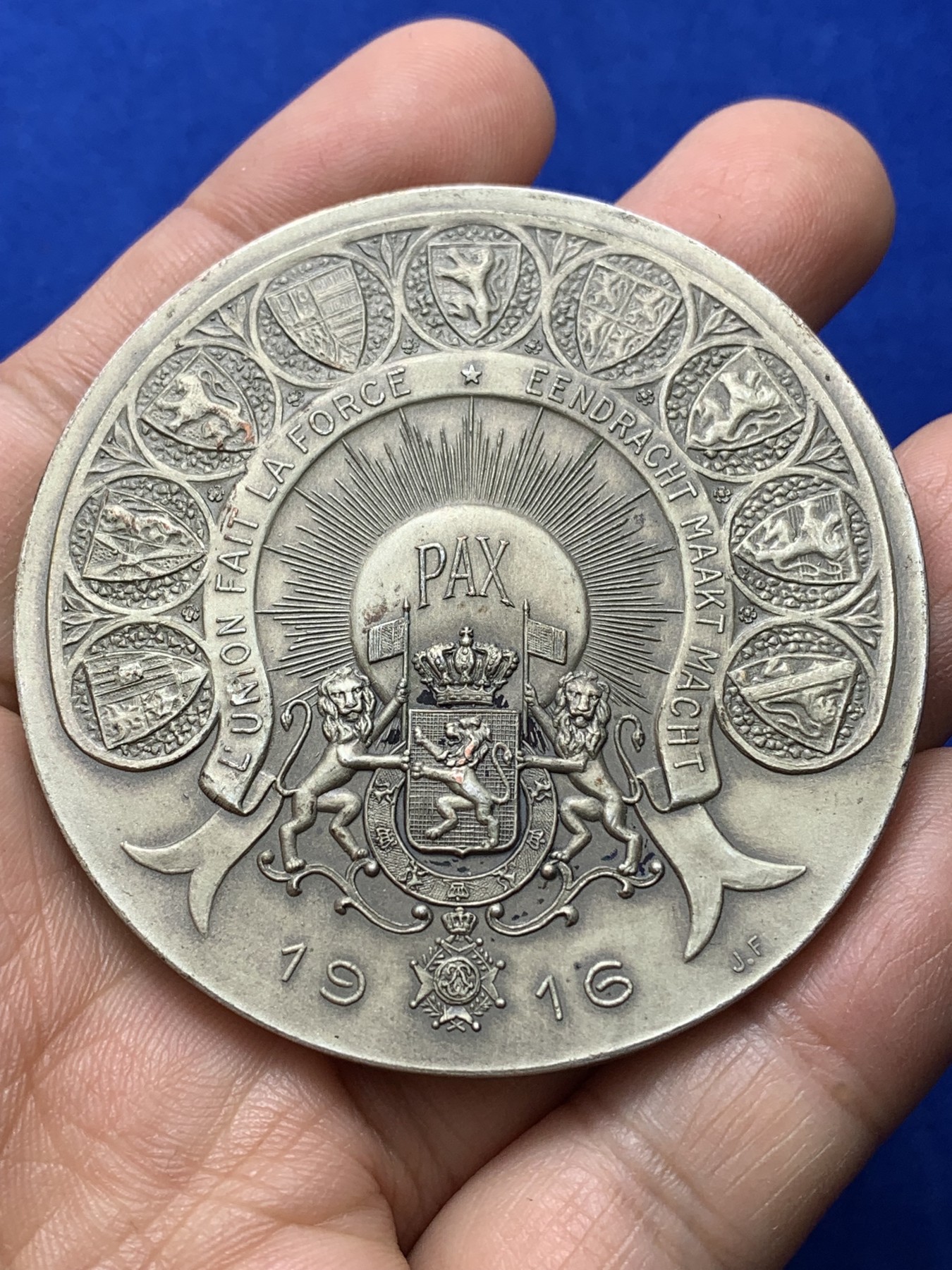 《竞宝斋》第222场-周日，周一 2场 (全场包邮) 比利时1916基督的圣心镀银大铜章，重量85g，直径59.6mm，浮雕故事线清晰