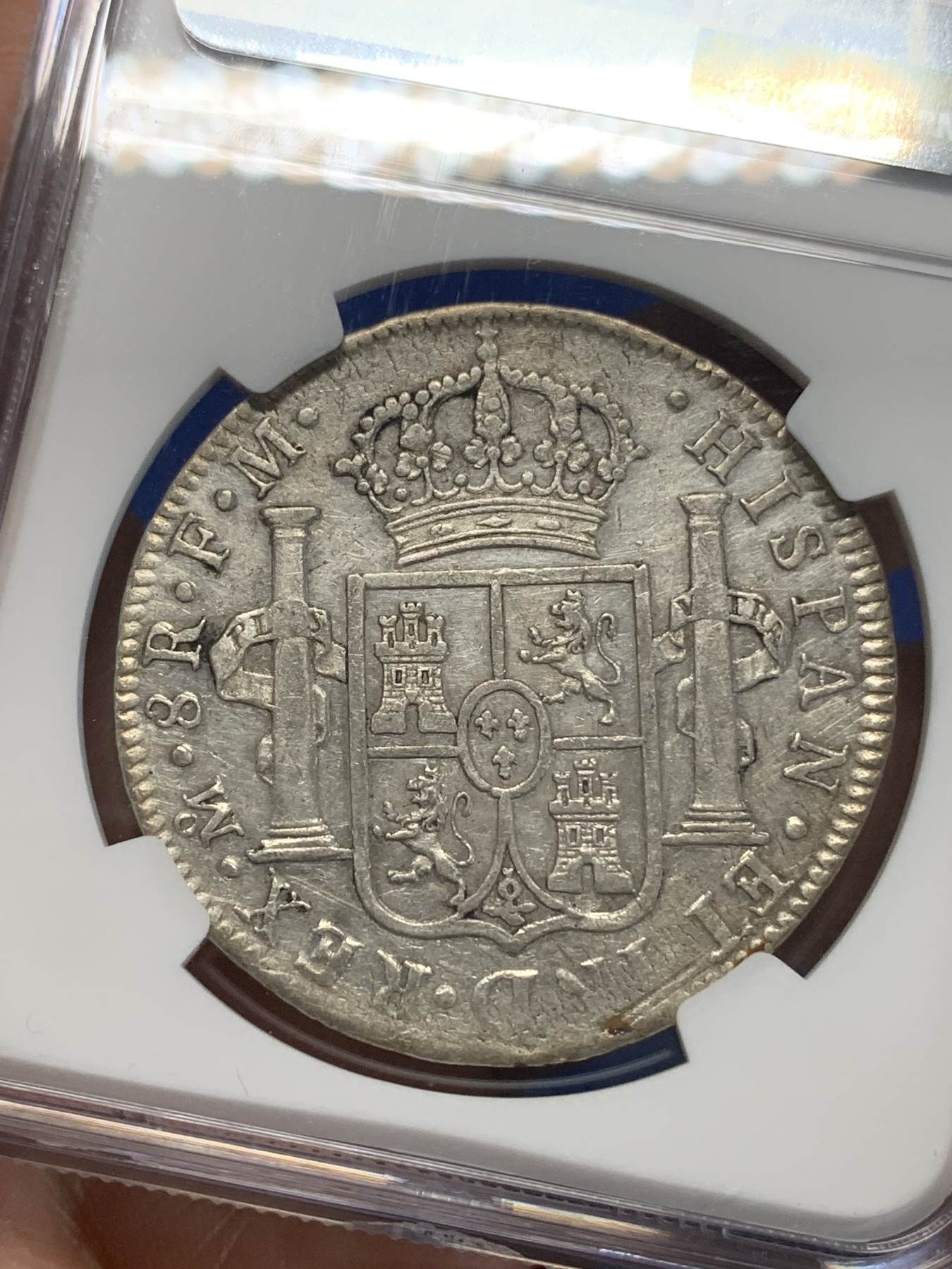 《竞宝斋》第222场-周日，周一 2场 (全场包邮) NGC XFD 西属墨西哥1790年MO FM卡洛斯三世稀少过渡版双柱8R 深打状态 状态很不错 适合收藏入手