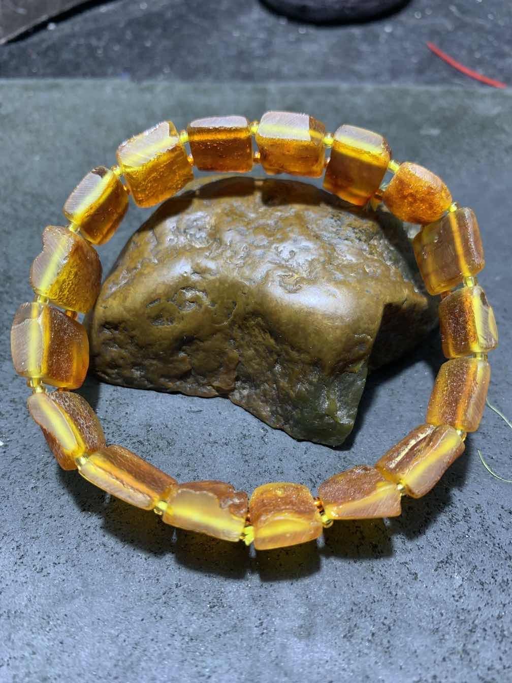 精美乌克兰原皮蜜蜡手排一个，