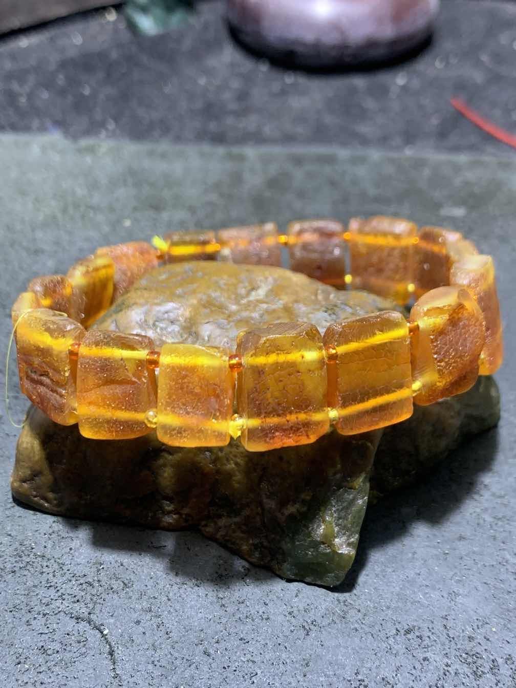精美乌克兰原皮蜜蜡手排一个，