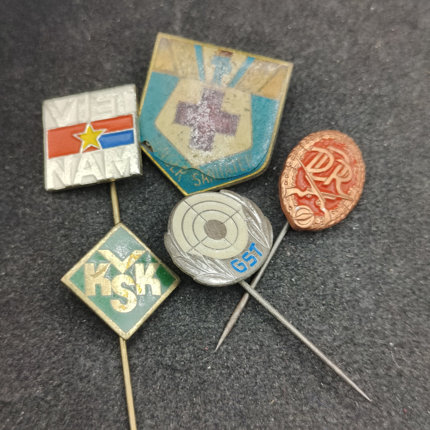 全场0元起拍 第116期 咸鱼国勋章拍卖专场 12月13日（周三）下午6：00开始 东德徽章一组