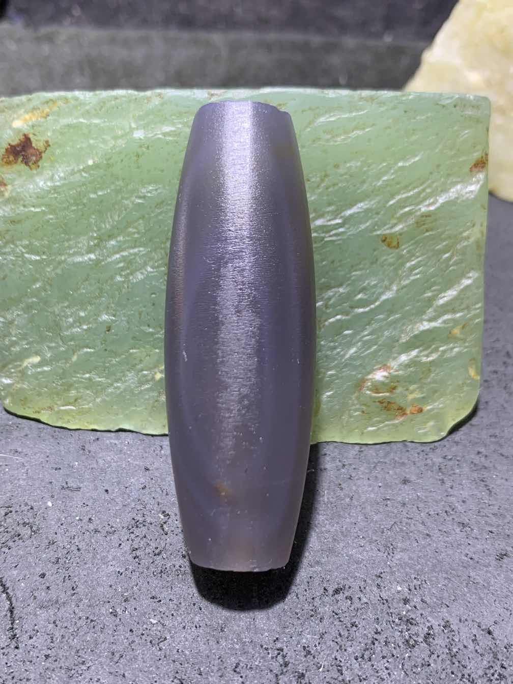 精美亚光高玉化巴西玛瑙手工俏色巧雕美女随形大桶珠一个
