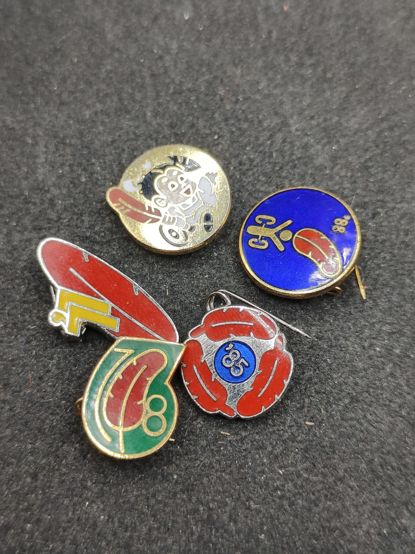 全场0元起拍 第116期 咸鱼国勋章拍卖专场 12月13日（周三）下午6：00开始 日本共同募金徽章一组五个