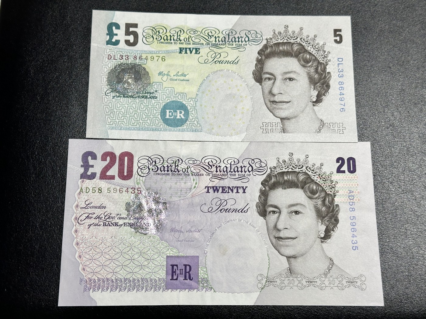 《外钞收藏家》第三百二十期（爱尔兰、北爱尔兰、马耳他专场） 英国E序列5镑全新+10镑AU 两张一起