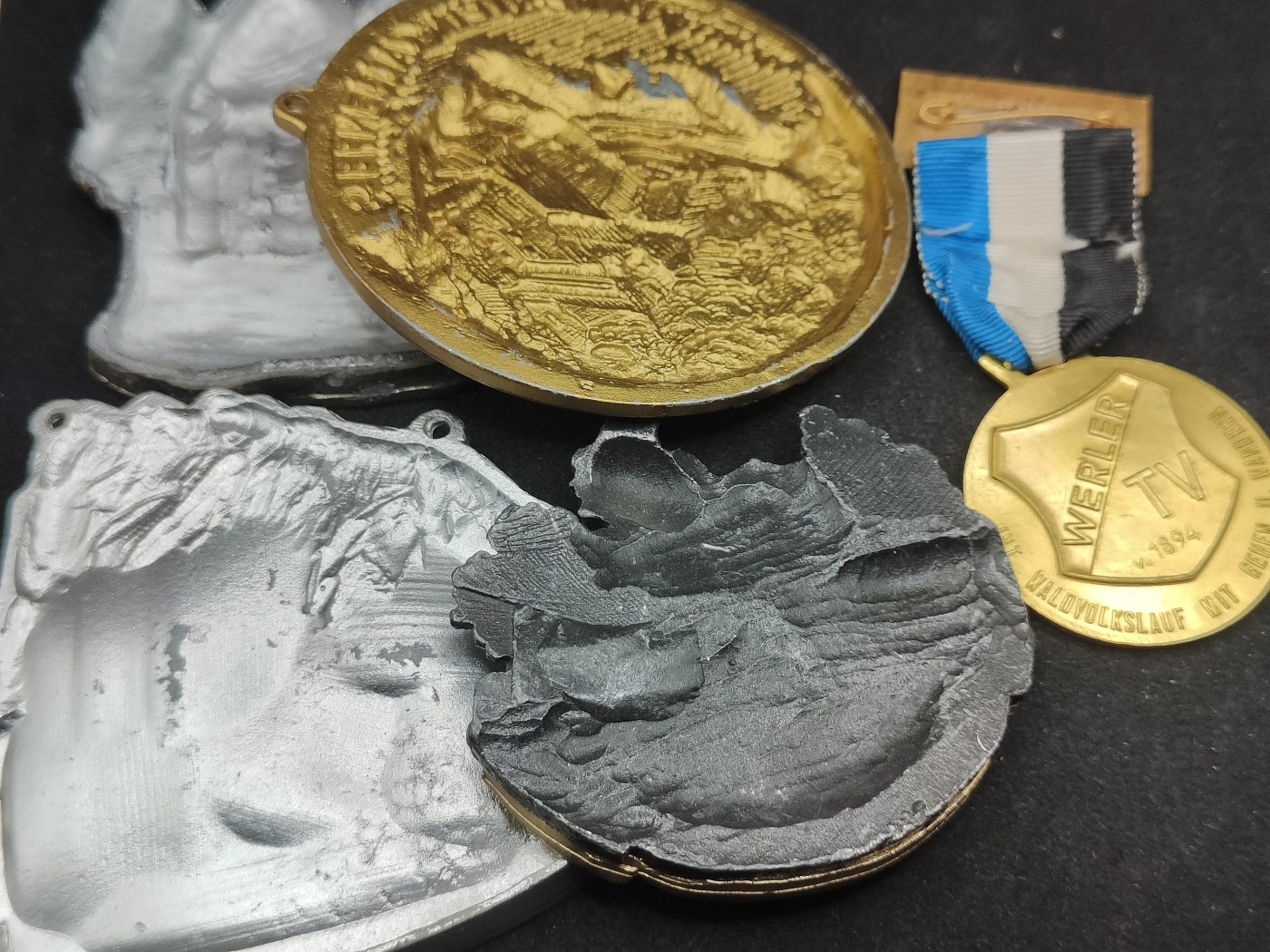 全场0元起拍 第116期 咸鱼国勋章拍卖专场 12月13日（周三）下午6：00开始 西德纪念章5个