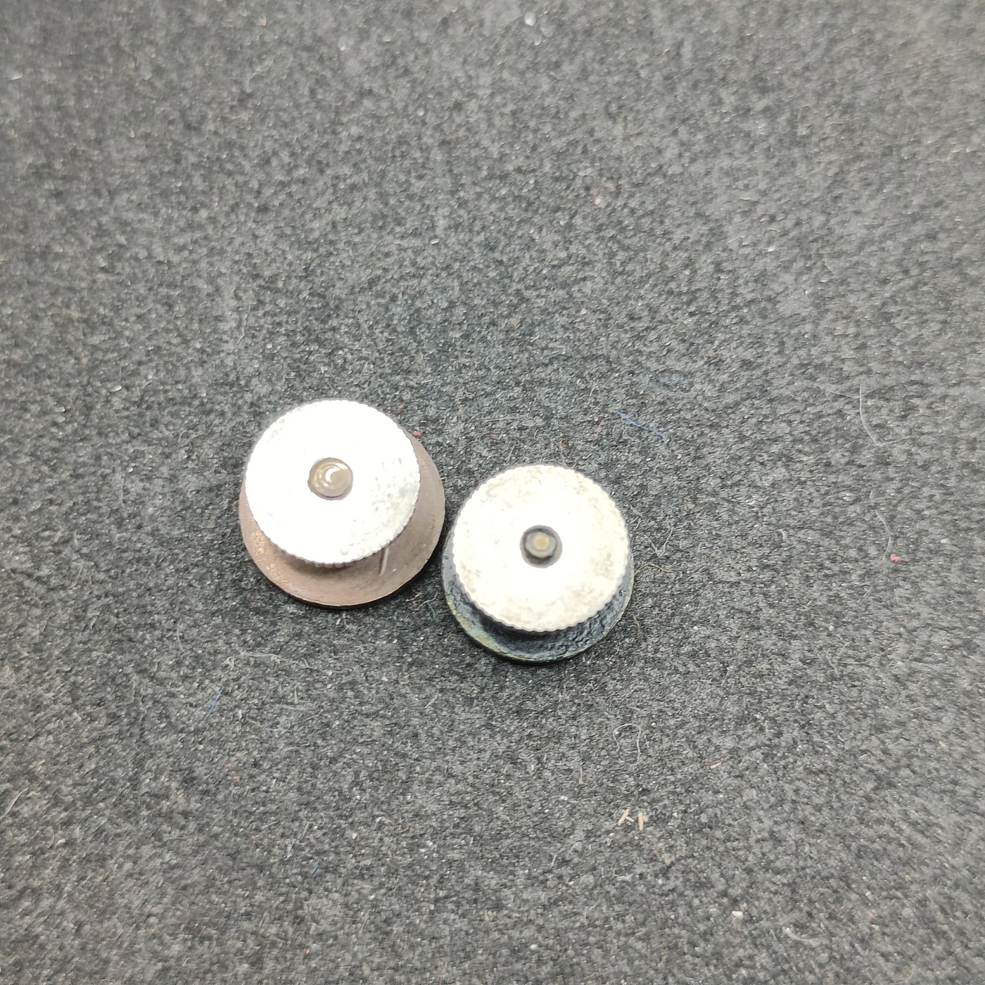 全场0元起拍 第116期 咸鱼国勋章拍卖专场 12月13日（周三）下午6：00开始 日本高校徽章两个