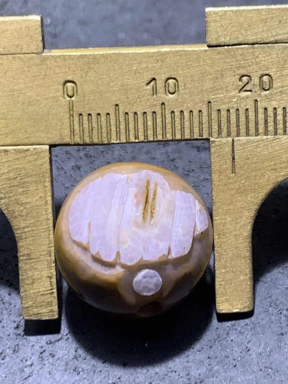 精美亚光冰飘战国红玛瑙手工俏色巧雕太极，竹简珠一颗！