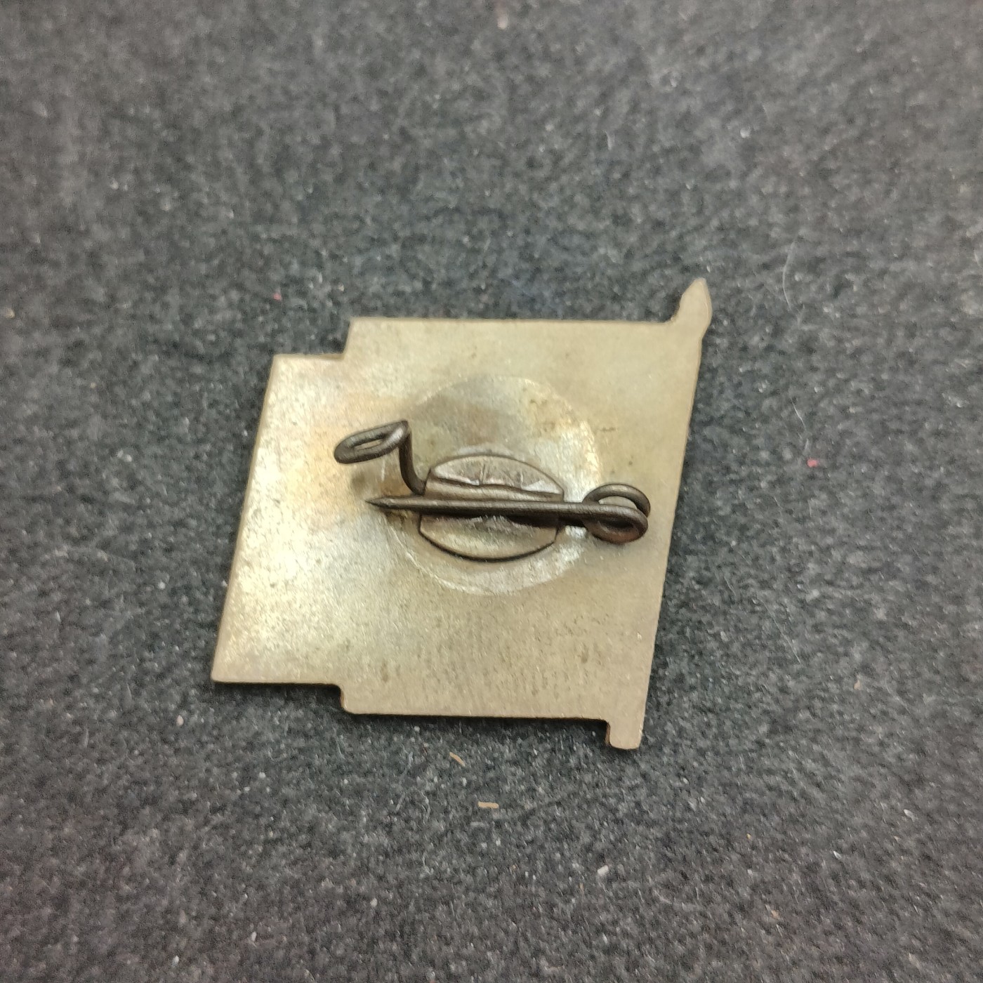 全场0元起拍 第116期 咸鱼国勋章拍卖专场 12月13日（周三）下午6：00开始 东德恩斯特台尔曼先锋队队徽