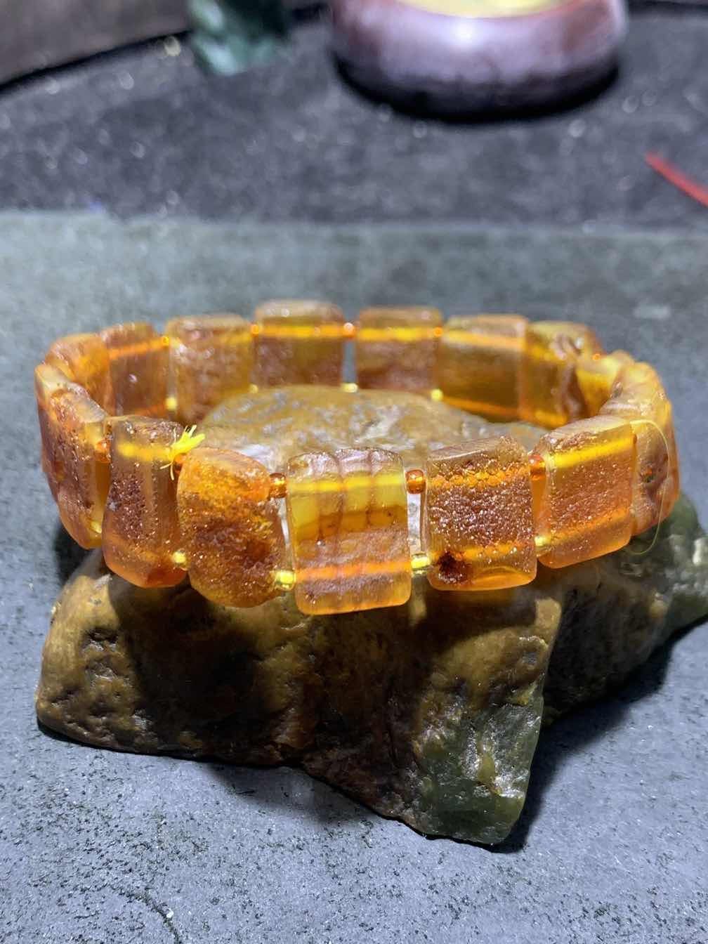 精美乌克兰原皮蜜蜡手排一个，