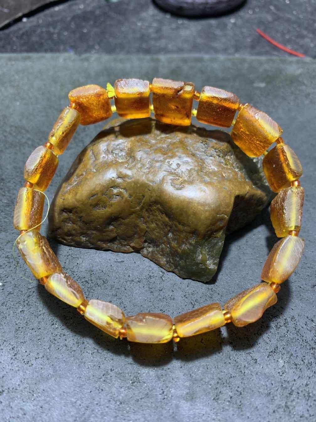 精美乌克兰原皮蜜蜡手排一个，