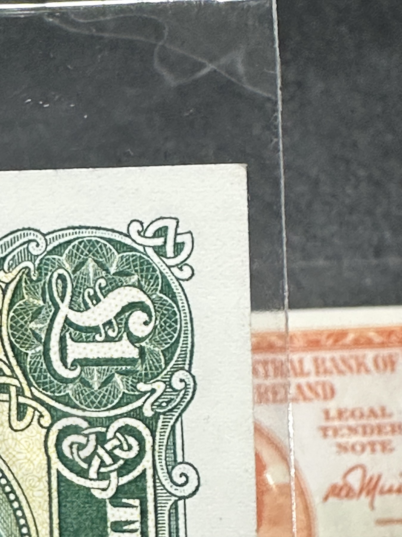 《外钞收藏家》第三百二十期（爱尔兰、北爱尔兰、马耳他专场） 爱尔兰中央银行1974年1镑 UNC- 两个角有轻微潮 不绝 有两个点钞痕