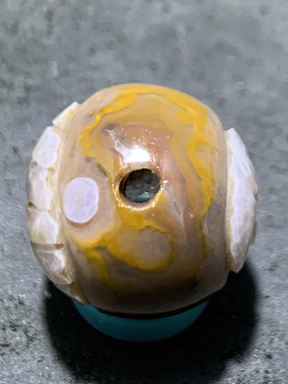 精美亚光冰飘战国红玛瑙手工俏色巧雕太极，竹简珠一颗！