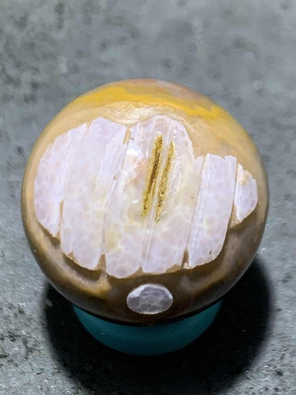 精美亚光冰飘战国红玛瑙手工俏色巧雕太极，竹简珠一颗！