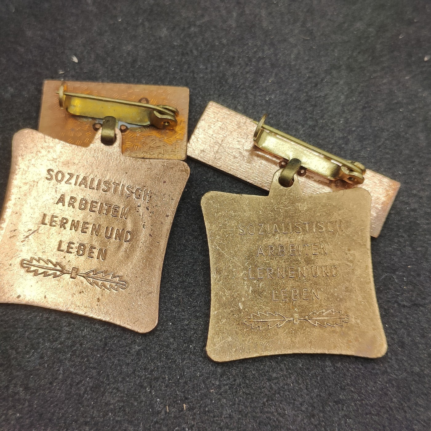 全场0元起拍 第116期 咸鱼国勋章拍卖专场 12月13日（周三）下午6：00开始 东德劳动奖章两个