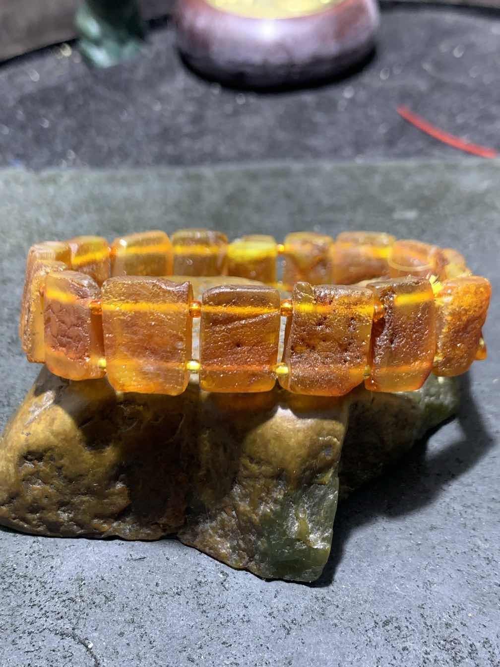 精美乌克兰原皮蜜蜡手排一个，