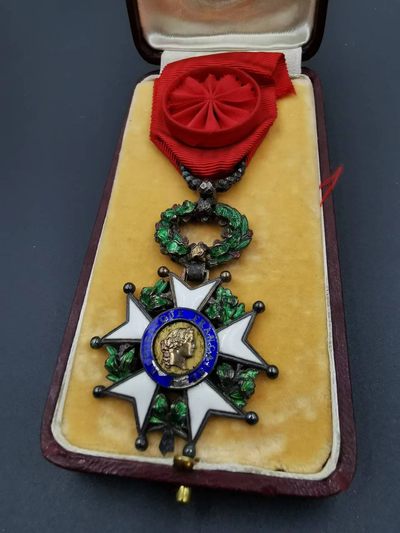 老王徽章拍卖第十八期 - 法国四共军官级荣誉军团勋章  银质珐琅，珠宝商订制版，盒子也是珠宝商订制，立体叶子，切割吊环罕见