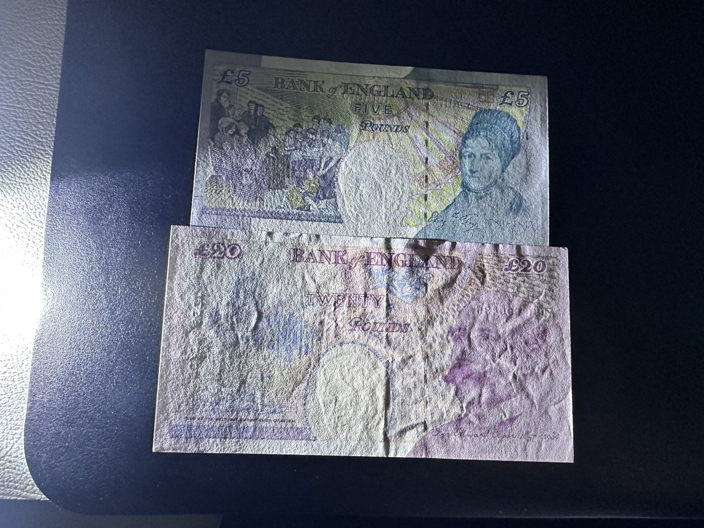 《外钞收藏家》第三百二十期（爱尔兰、北爱尔兰、马耳他专场） 英国E序列5镑全新+10镑AU 两张一起