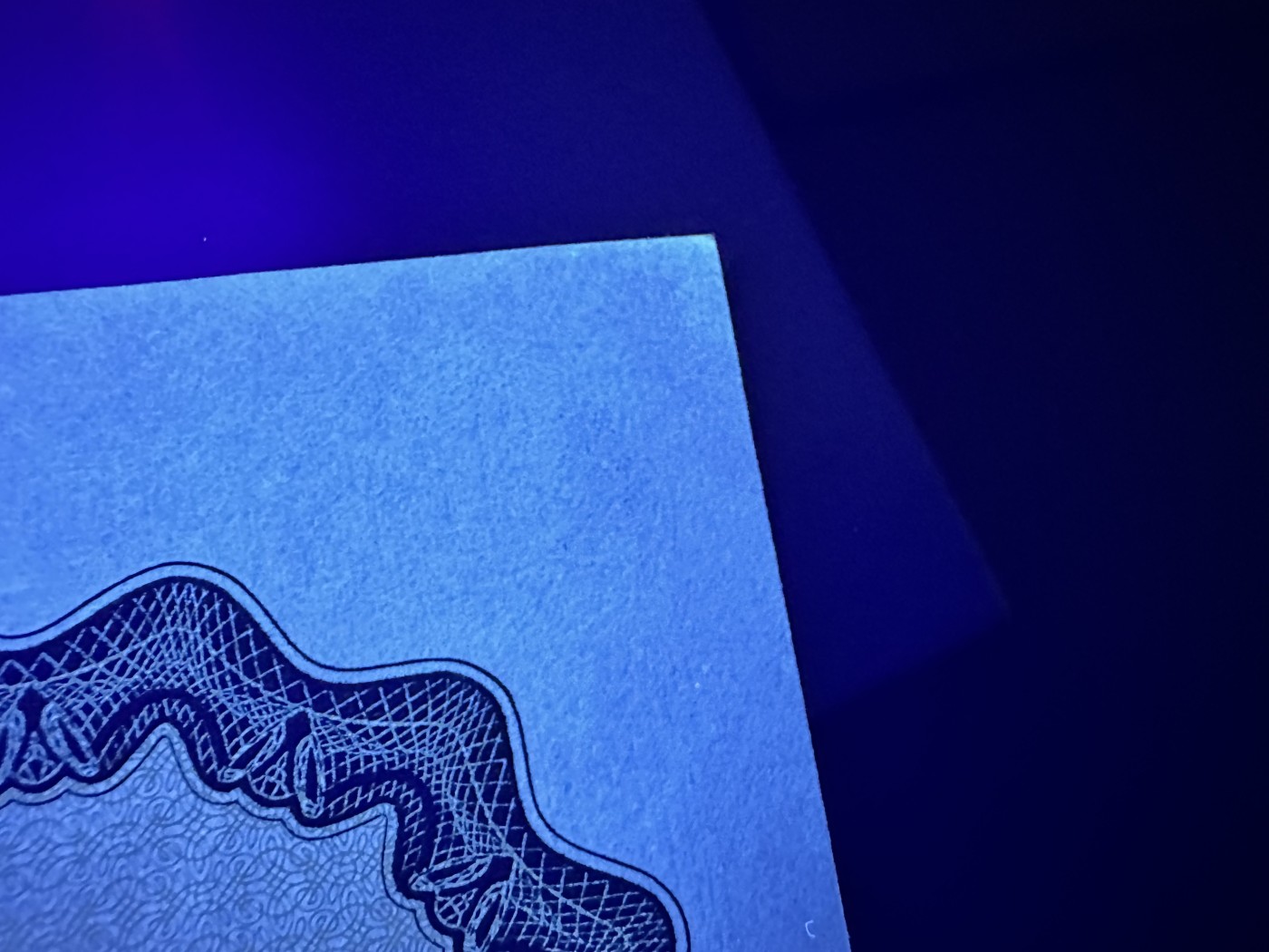 《外钞收藏家》第三百二十期（爱尔兰、北爱尔兰、马耳他专场） 爱尔兰中央银行1974年1镑 UNC- 两个角有轻微潮 不绝 有两个点钞痕