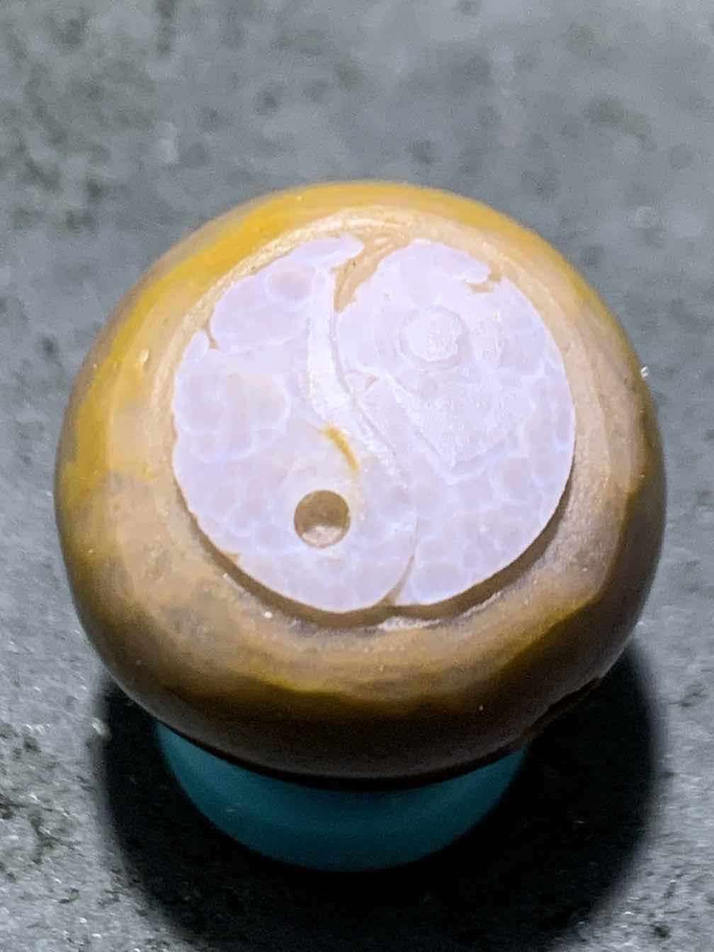精美亚光冰飘战国红玛瑙手工俏色巧雕太极，竹简珠一颗！