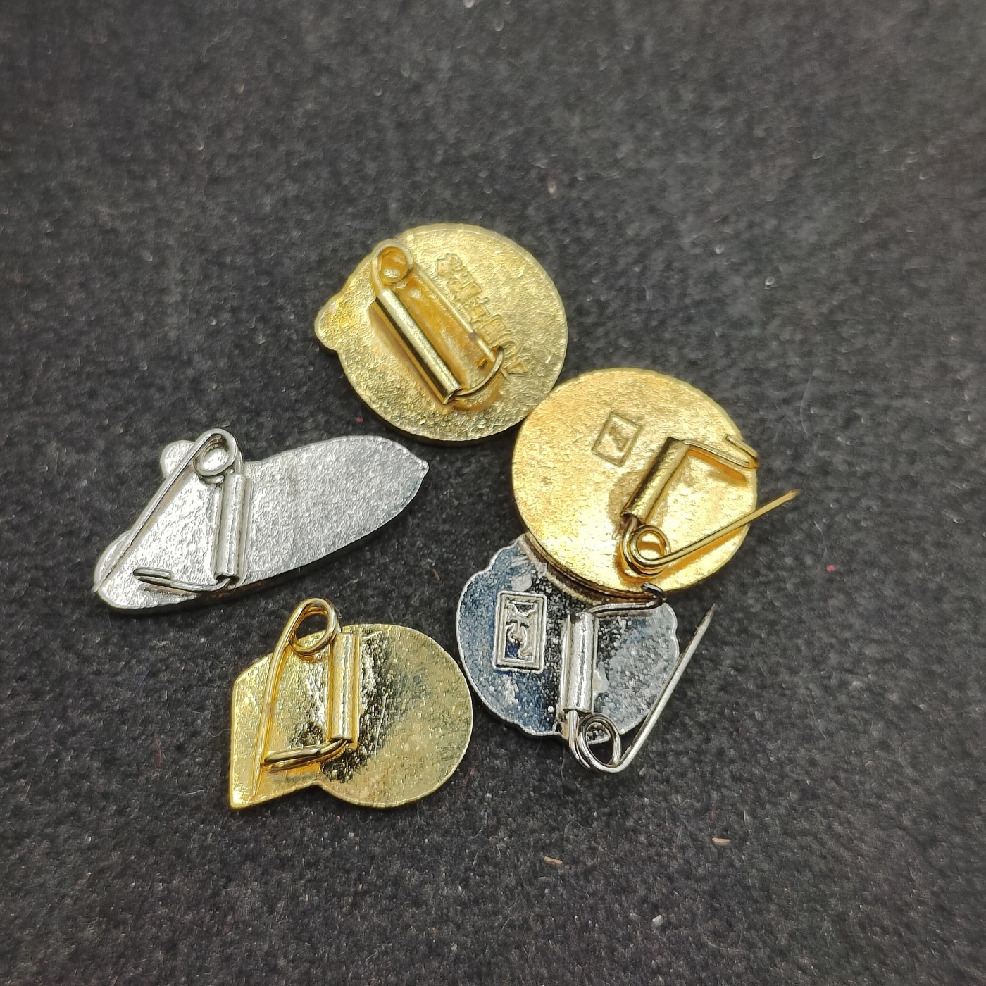 全场0元起拍 第116期 咸鱼国勋章拍卖专场 12月13日（周三）下午6：00开始 日本共同募金徽章一组五个