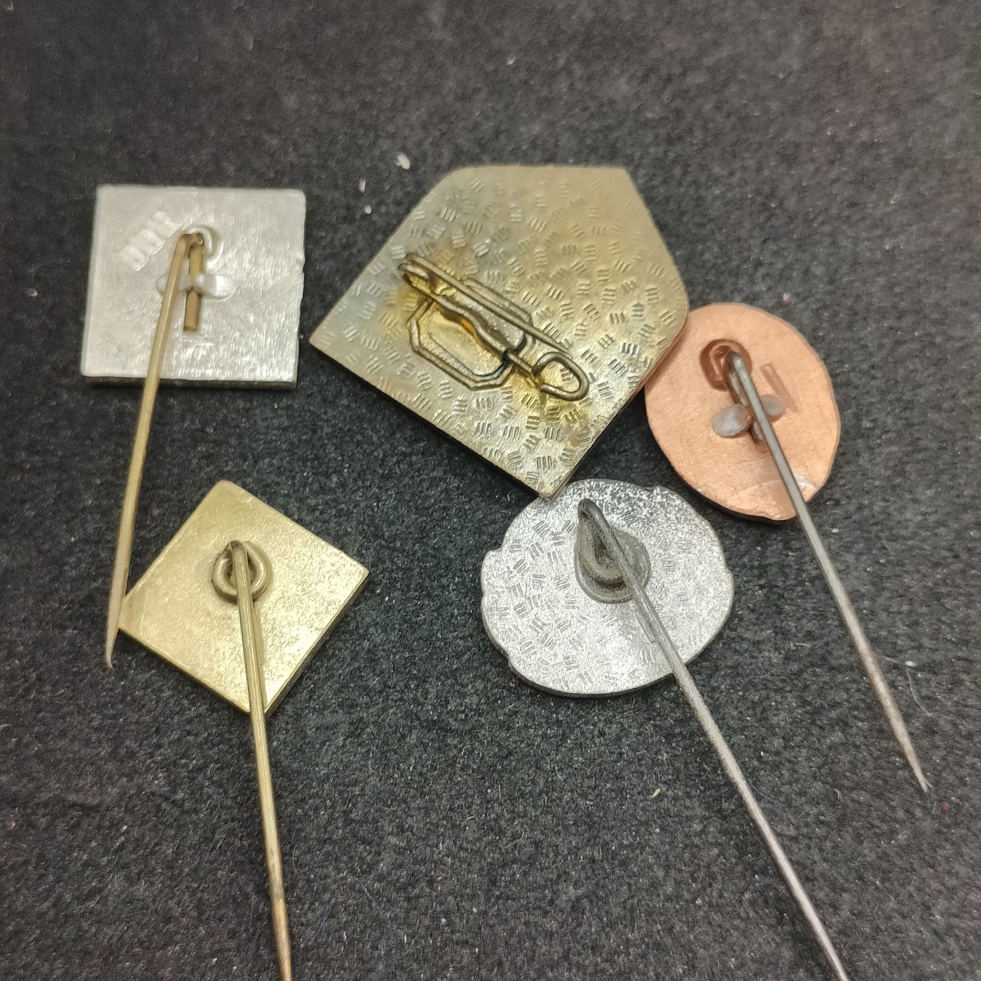 全场0元起拍 第116期 咸鱼国勋章拍卖专场 12月13日（周三）下午6：00开始 东德徽章一组