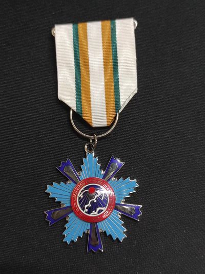 老王徽章拍卖第十八期 - 甲种二等光华奖章.退台后