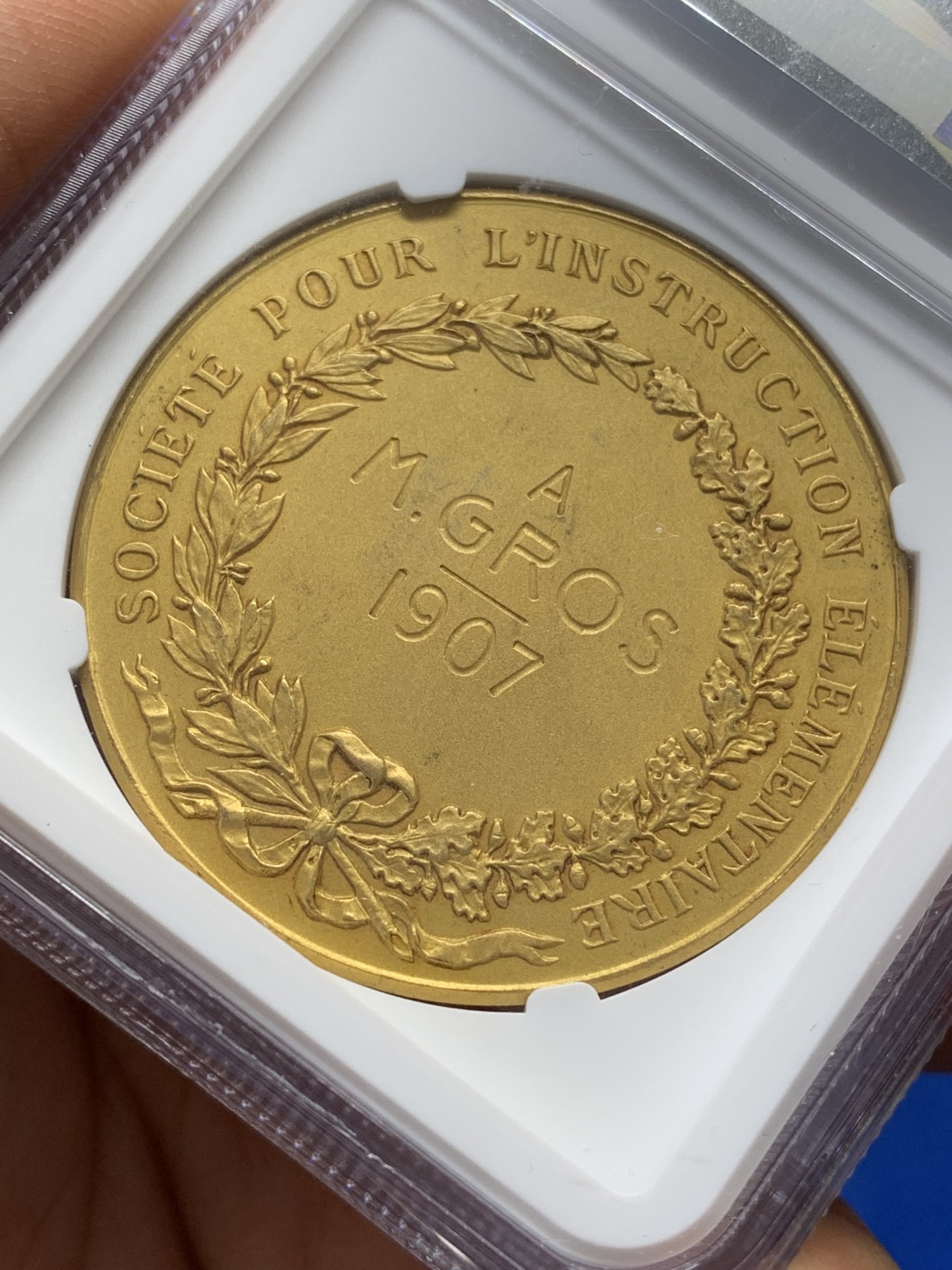 《竞宝斋》第223场-周日，周一 2场 (全场包邮) NGC-MS64 法国1907小天使教育学会铜质镀金奖章，四个小天使生动可爱，细节精美，惟妙惟肖。此版多见铜章，镀金版非常少见，镀层状态完美。