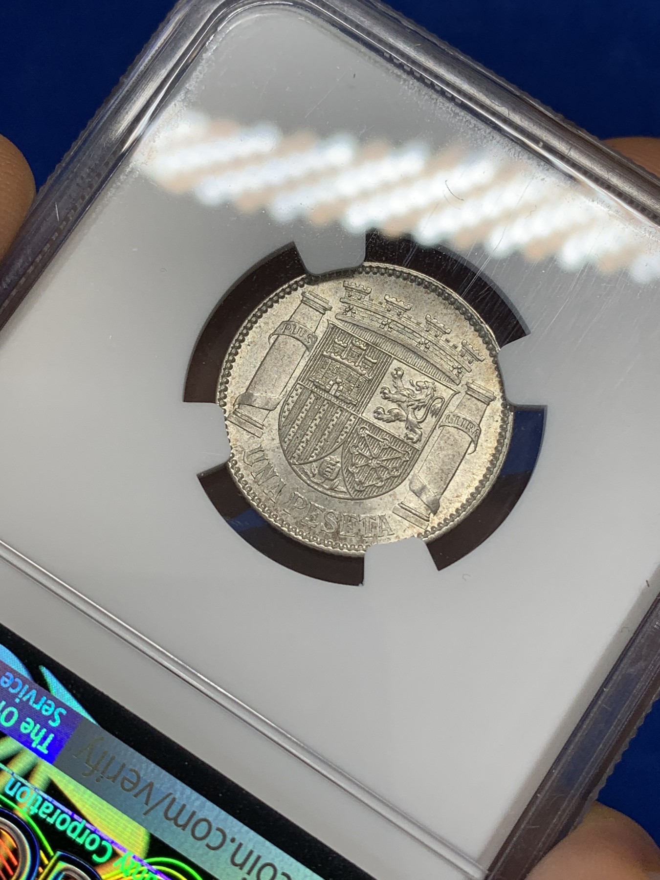 《竞宝斋》第223场-周日，周一 2场 (全场包邮) NGC-MS64 西班牙1933年内战1比塞塔银币，拿花女神。霜银粉光，花枝脚趾细节俱在，状态难得。