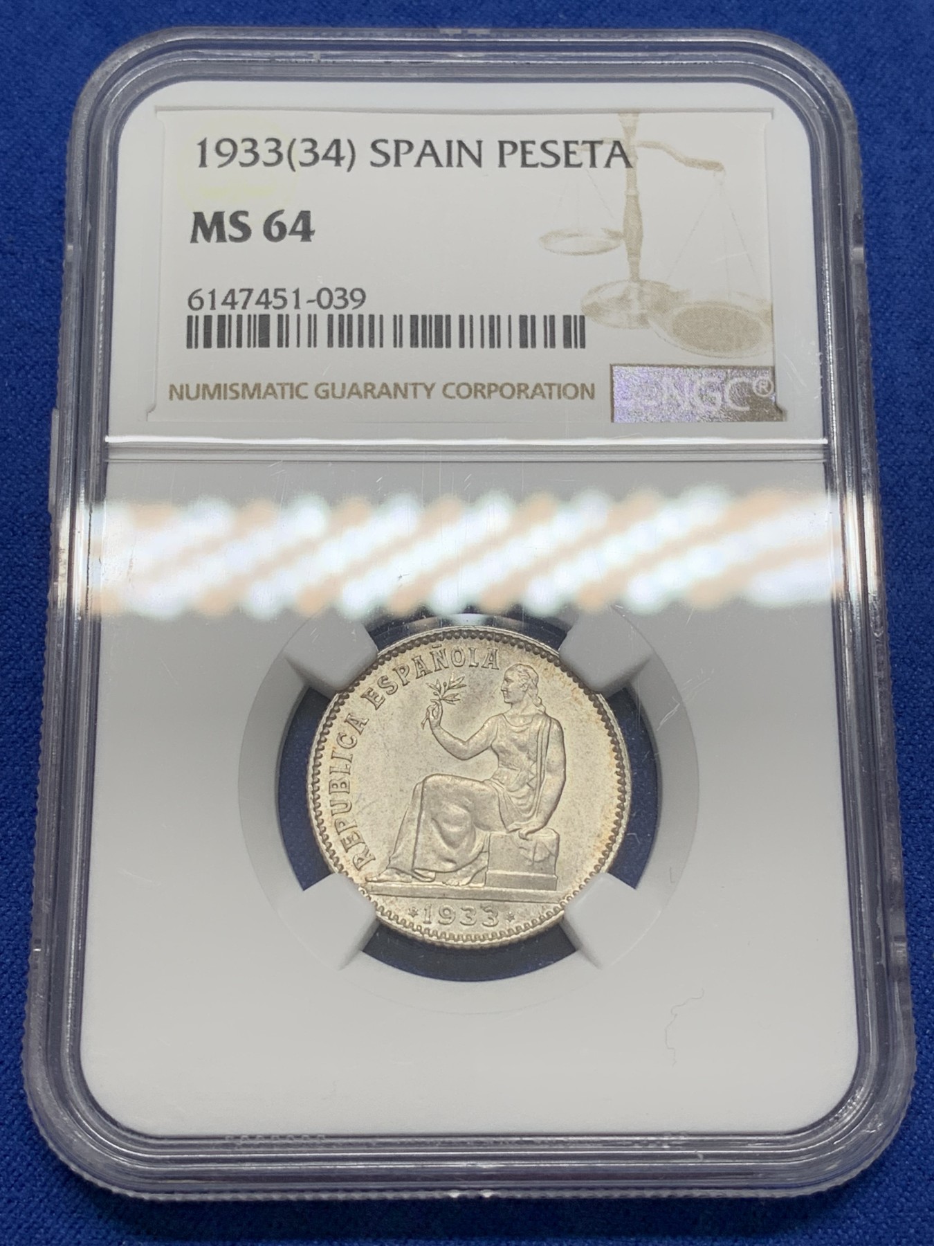 《竞宝斋》第223场-周日，周一 2场 (全场包邮) NGC-MS64 西班牙1933年内战1比塞塔银币，拿花女神。霜银粉光，花枝脚趾细节俱在，状态难得。