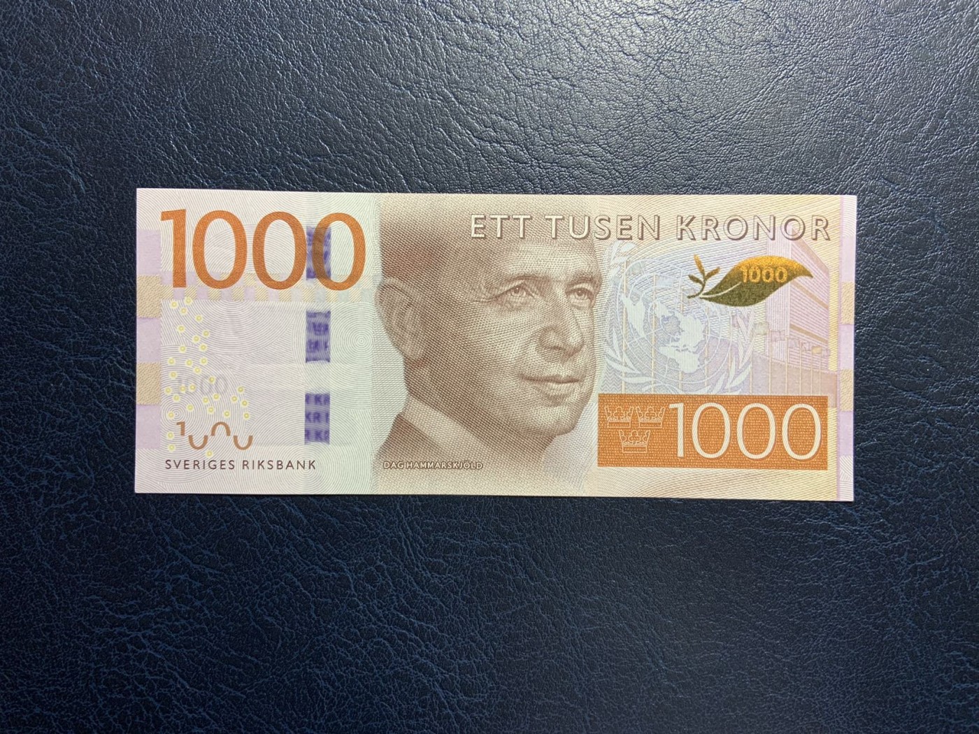 收藏联盟Quantum Auction 第310期拍卖 (已更新) 瑞典2015年1000克朗 品种全新UNC 号码全程无4 瑞典前外长 第二任联合国秘书长达格·哈马舍尔德