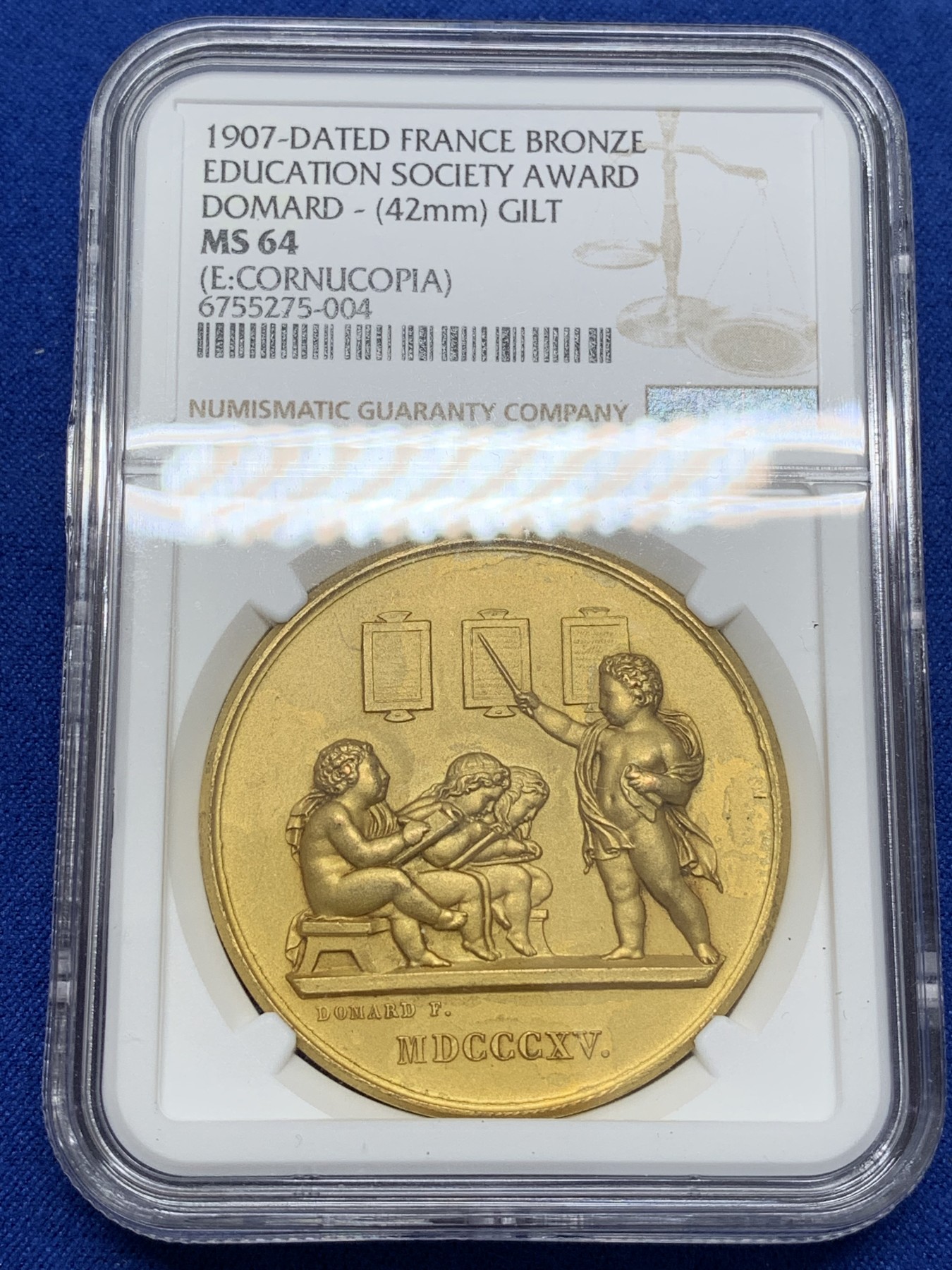 《竞宝斋》第223场-周日，周一 2场 (全场包邮) NGC-MS64 法国1907小天使教育学会铜质镀金奖章，四个小天使生动可爱，细节精美，惟妙惟肖。此版多见铜章，镀金版非常少见，镀层状态完美。