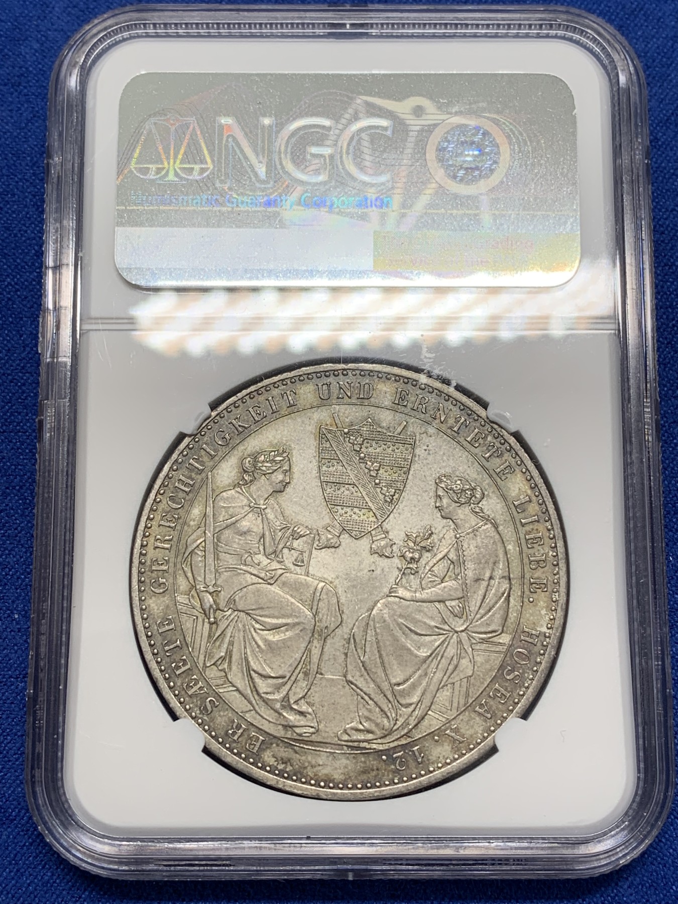《竞宝斋》第223场-周日，周一 2场 (全场包邮) 唯一冠军分 NGC MS65 德国 1854年萨克森奥古斯特二世逝世双神纪念流通 2泰勒37克的 实物有强烈的镜面效果 6148枚发行量 N错标泰勒