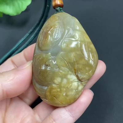 新疆和田玉籽料独籽手雕挂件